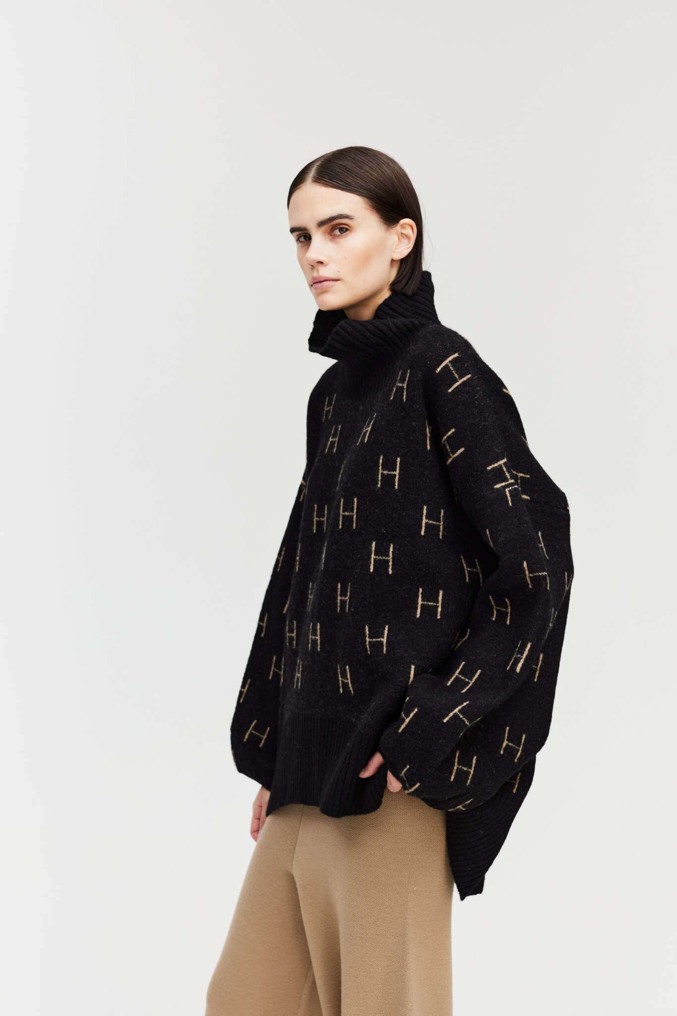 FAM Sweater Short in Black Pullover Hést