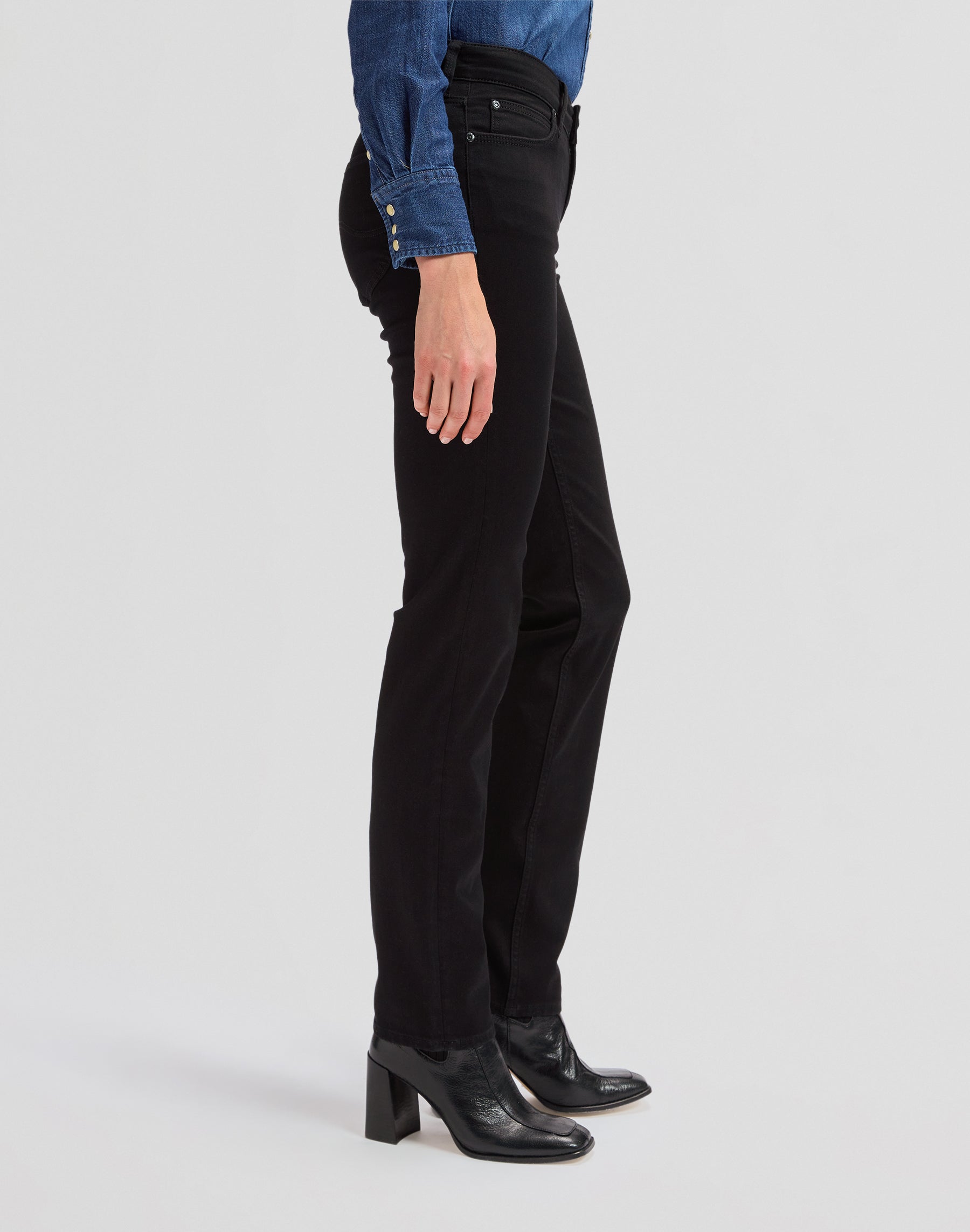 Marion Straight in Black Rinse Jeans Lee