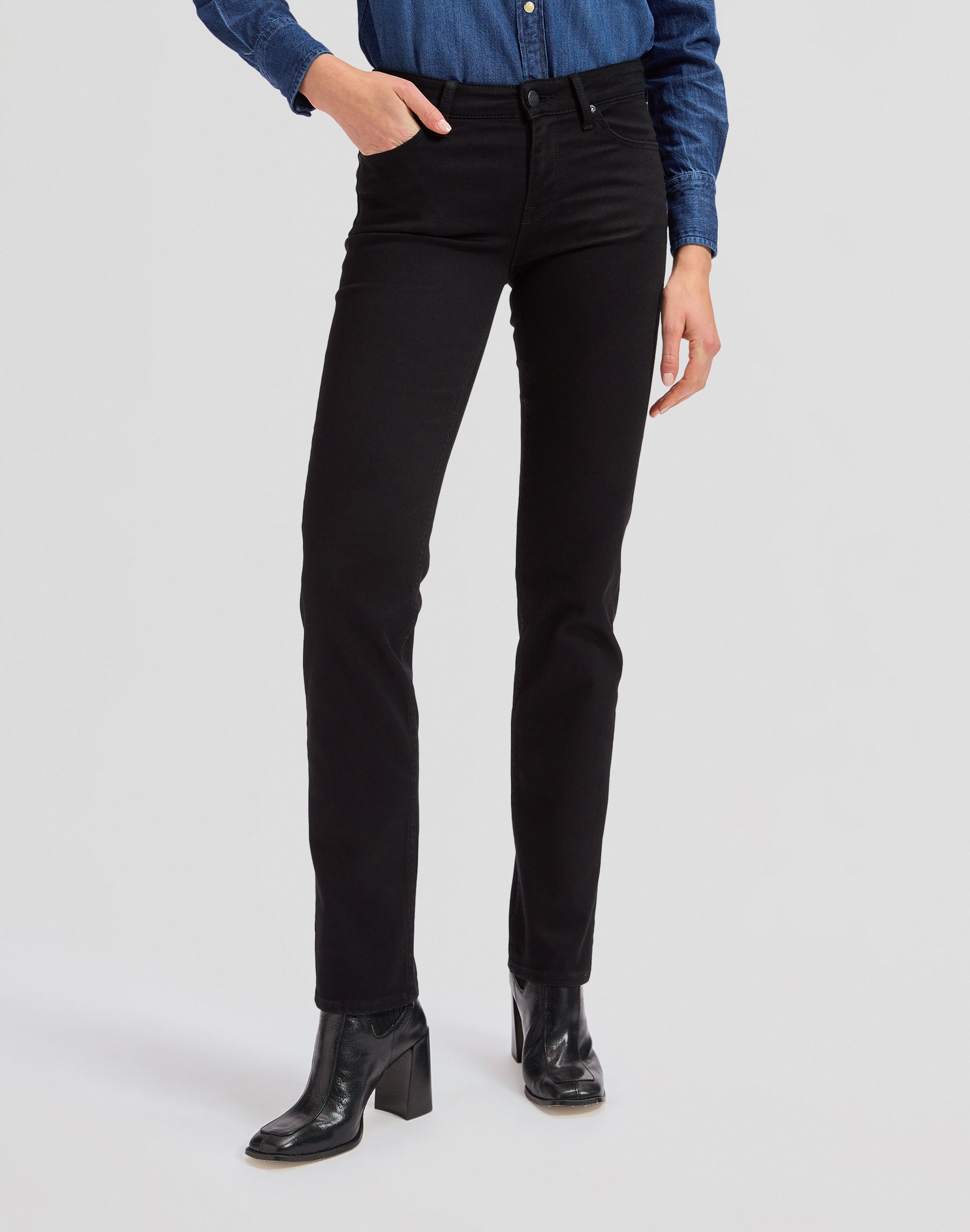 Marion Straight in Black Rinse Jeans Lee