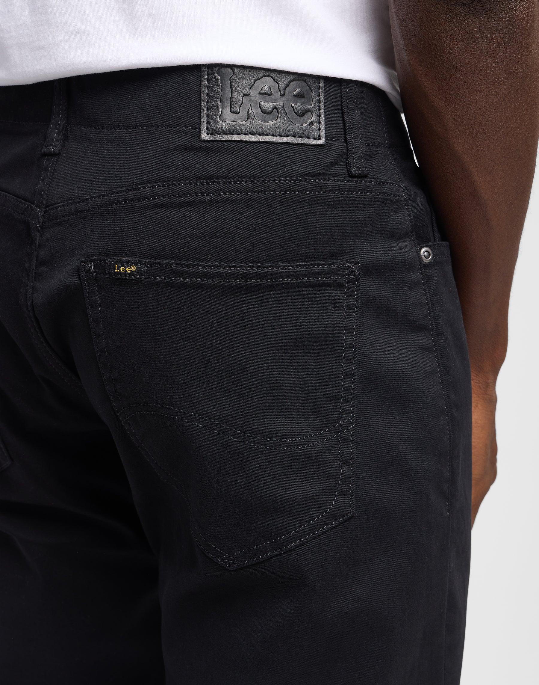 Straight Fit XM in Black Hosen Lee
