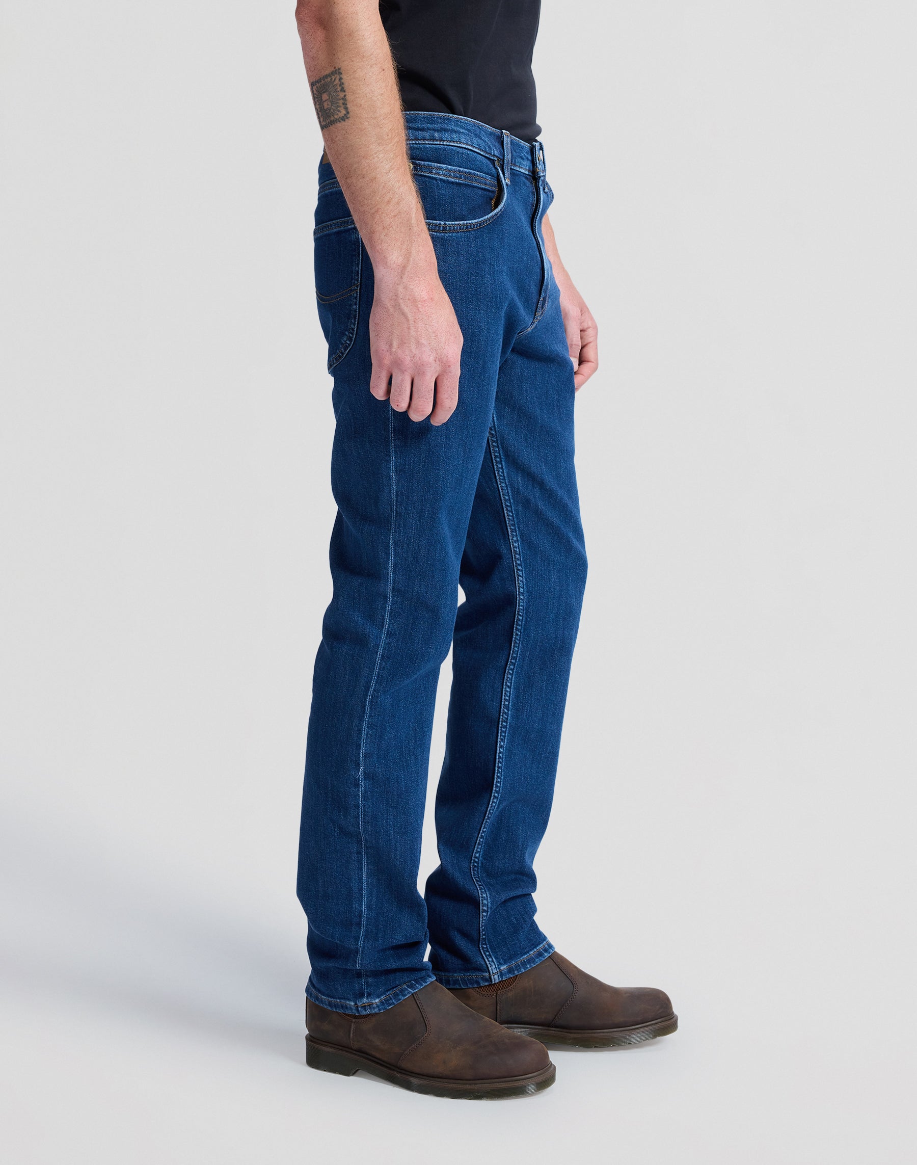 Brooklyn Straight in Dark Stonewash Jeans Lee