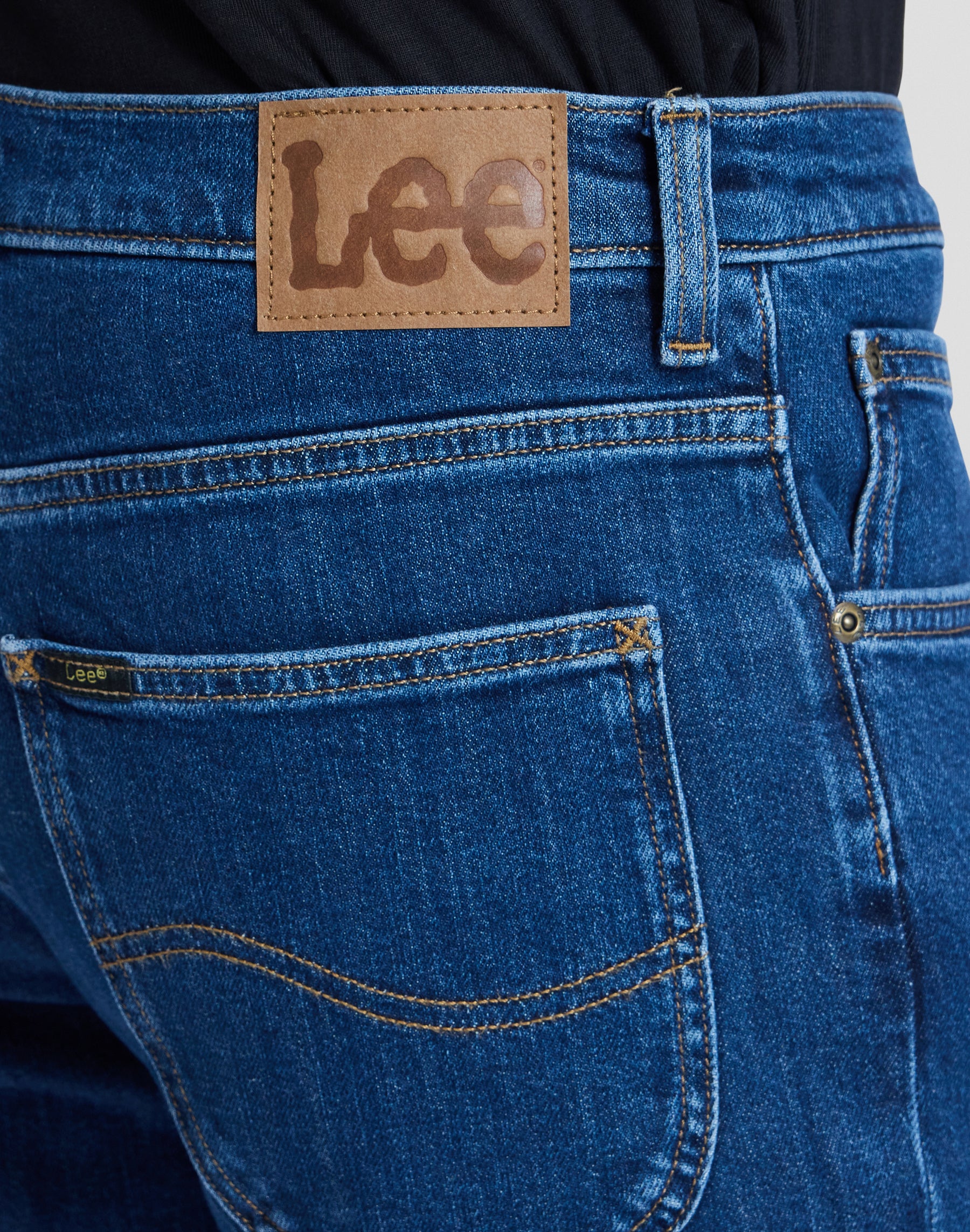 Brooklyn Straight in Dark Stonewash Jeans Lee