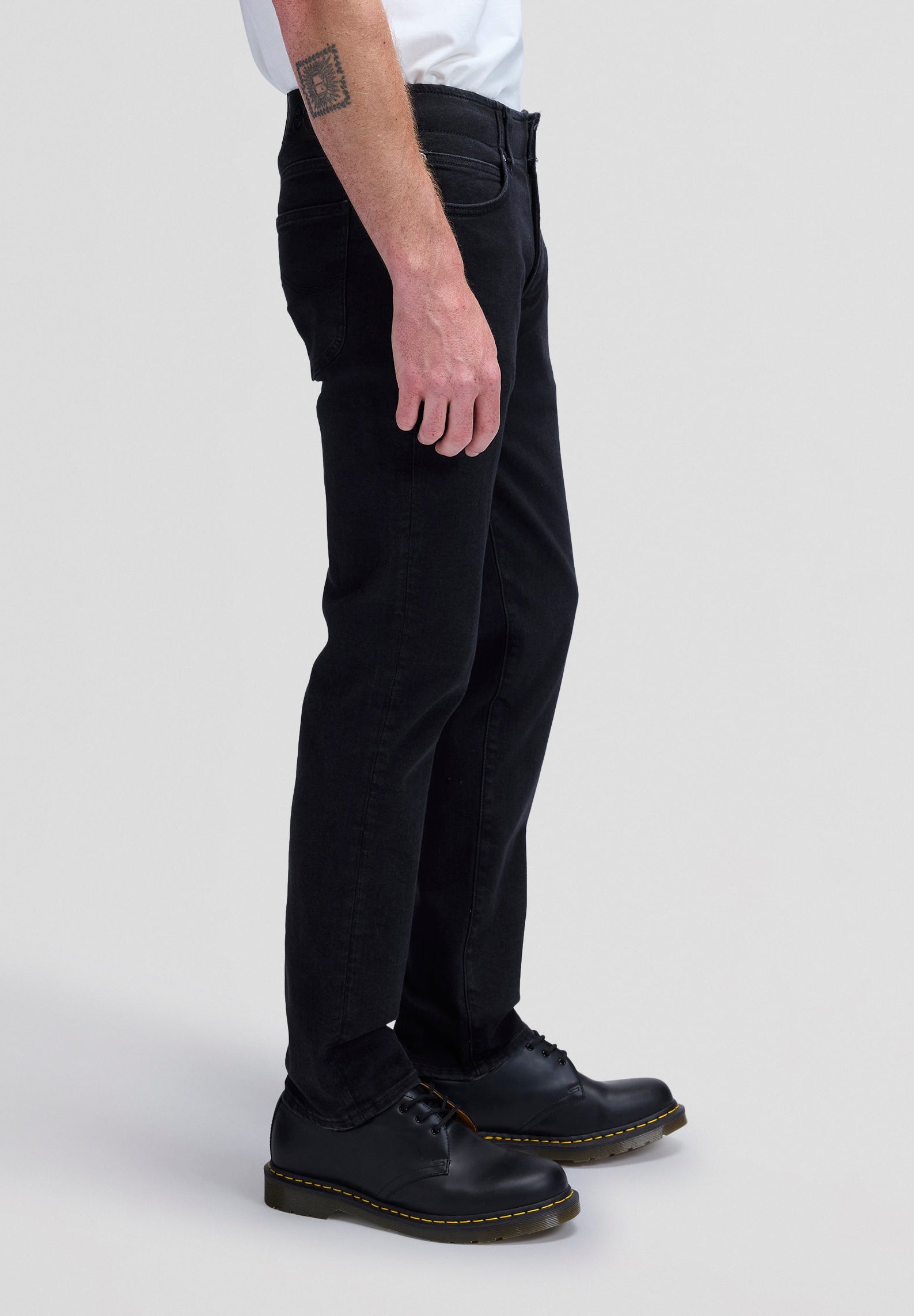 Straight Fit MVP in Black Jeans Lee