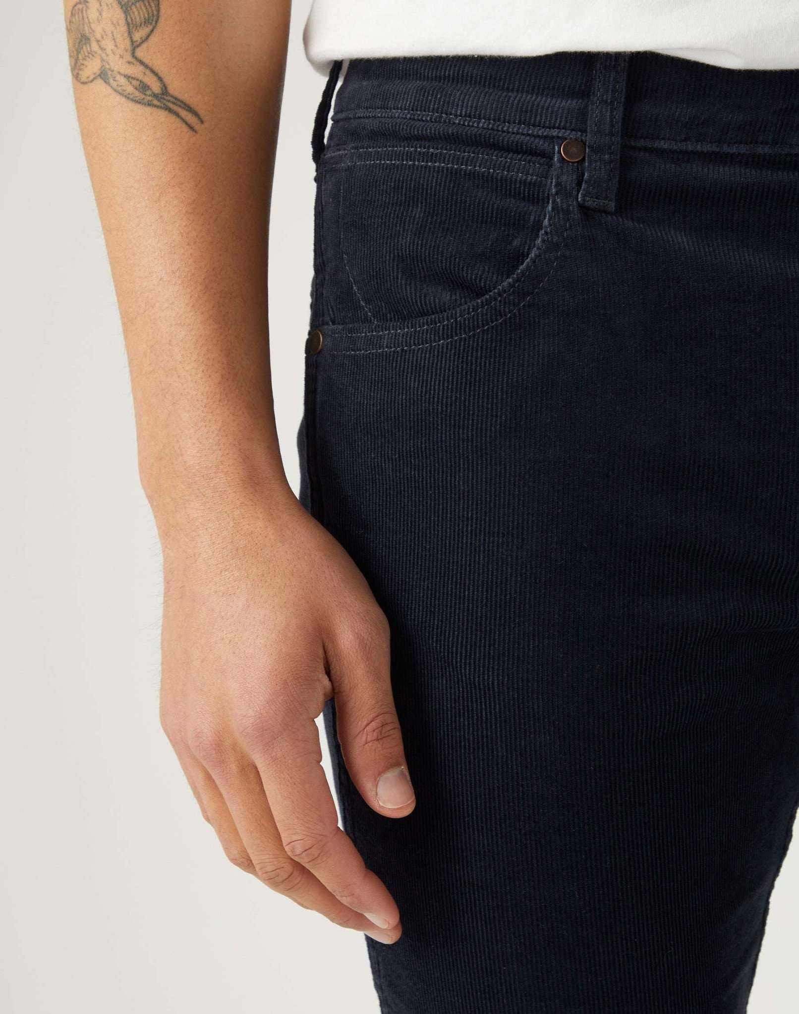 Greensboro Corduroy in Parisian Night Hosen Wrangler