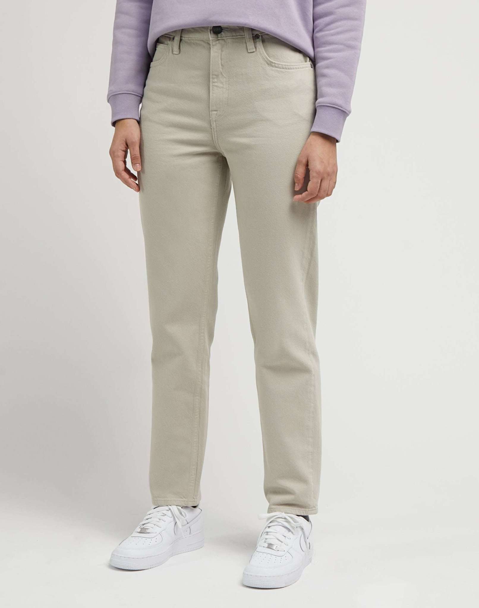 Carol in Salina Stone Hosen Lee
