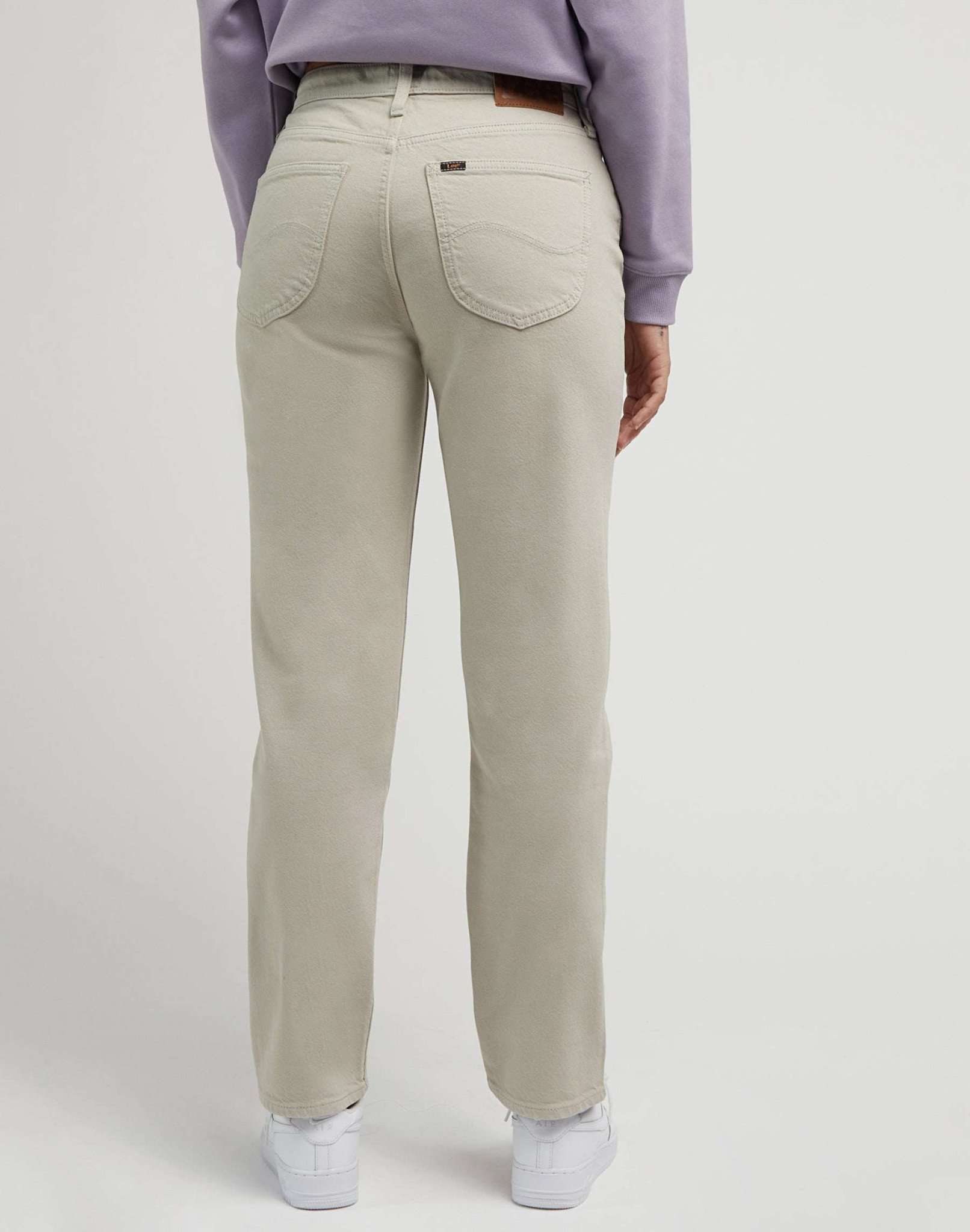 Carol in Salina Stone Hosen Lee