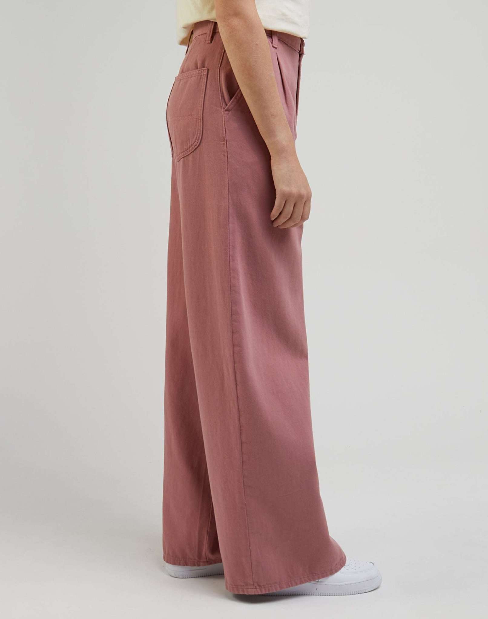 Relaxed Chino in Dark Mauve Hosen Lee