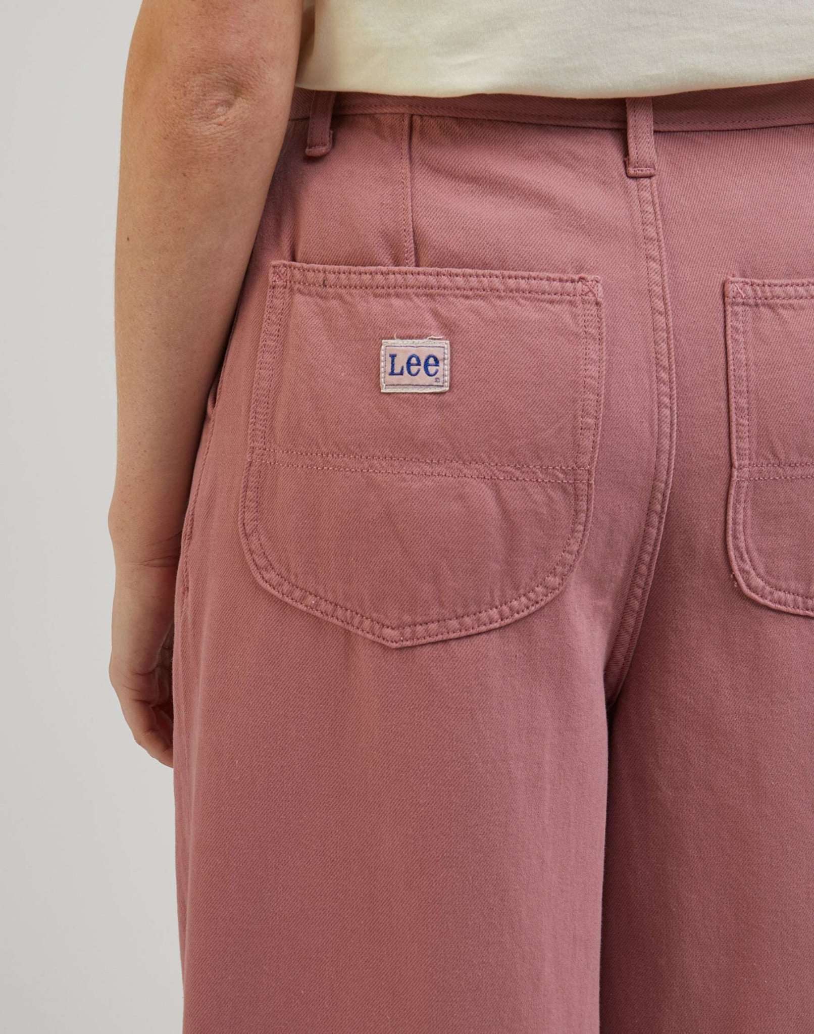 Relaxed Chino in Dark Mauve Hosen Lee
