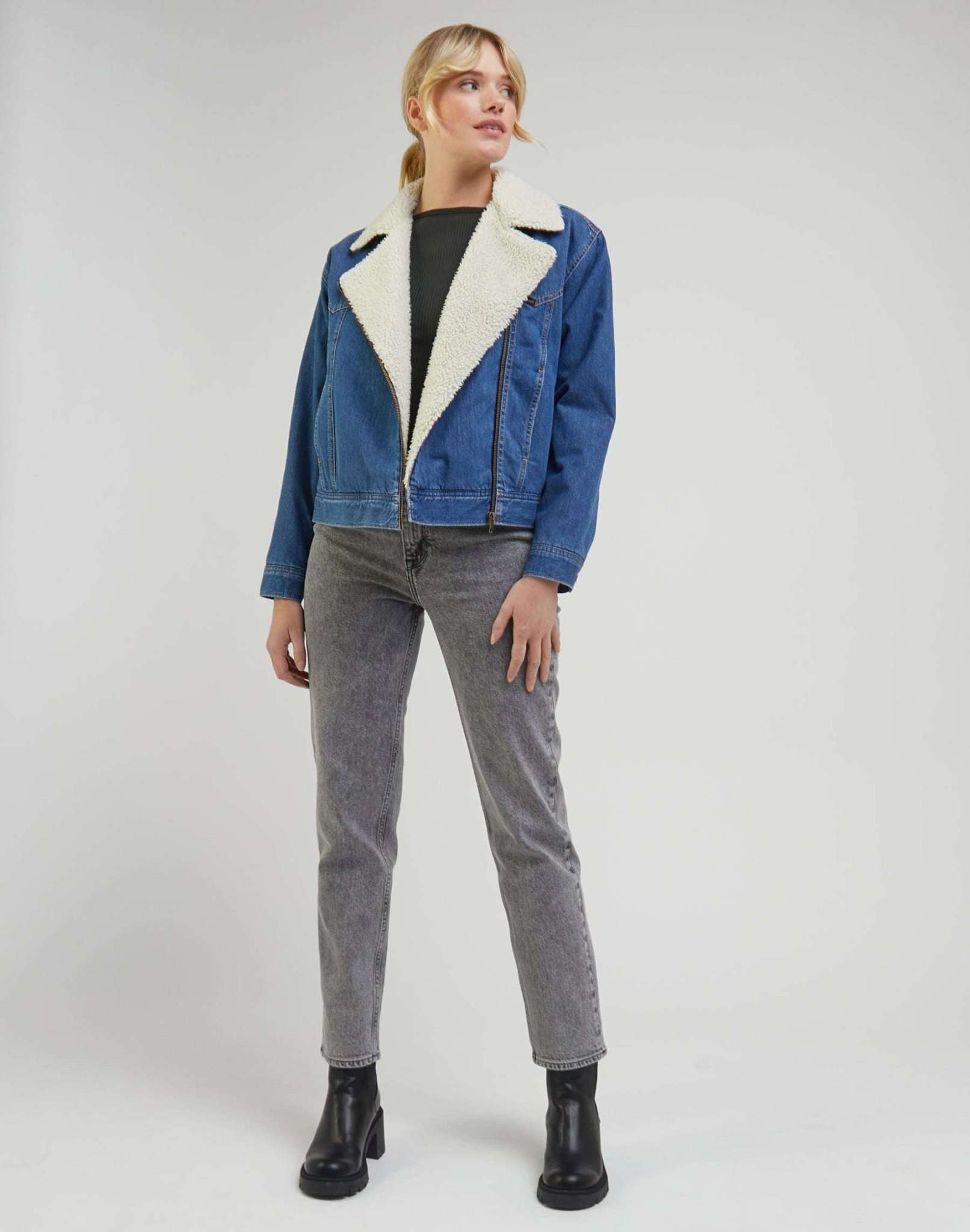 Carol in Moon Grey Jeans Lee