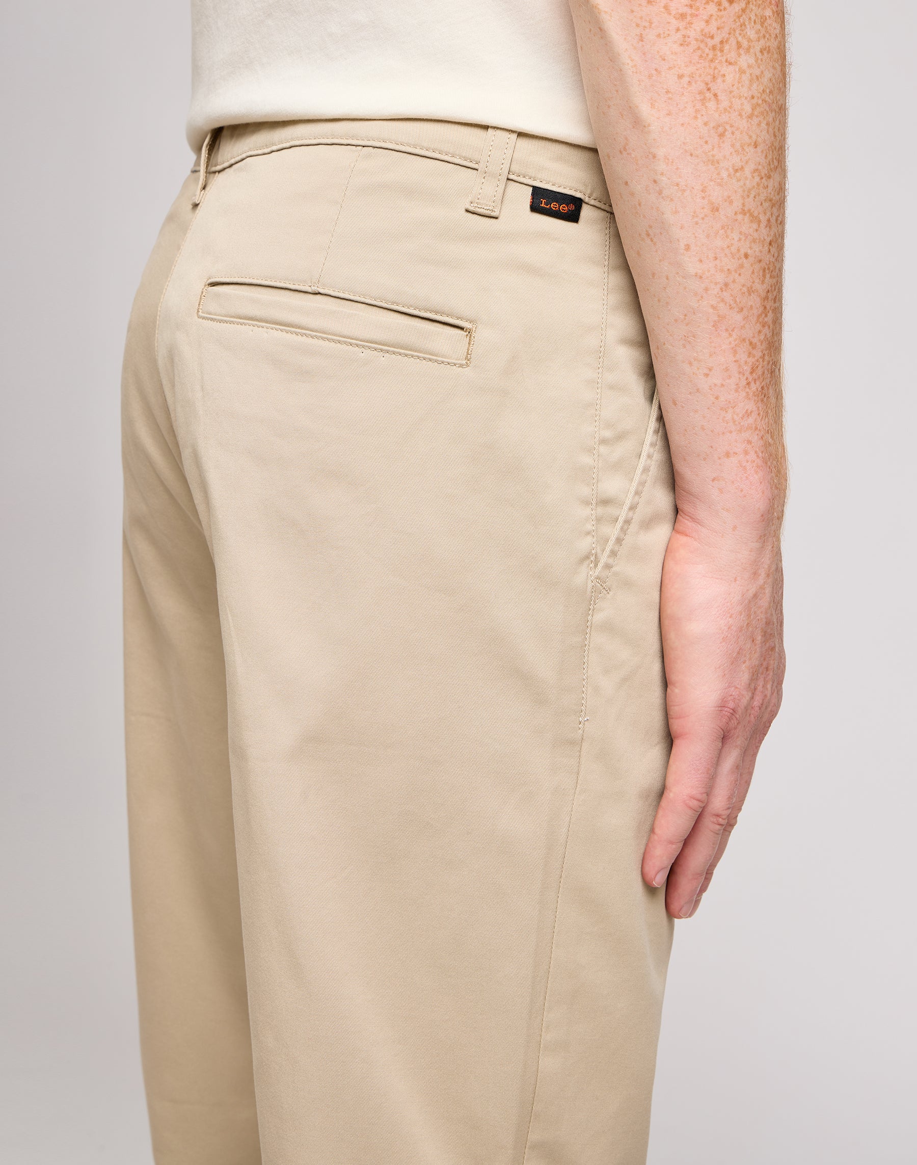 Regular Chino in Stone Hosen Lee