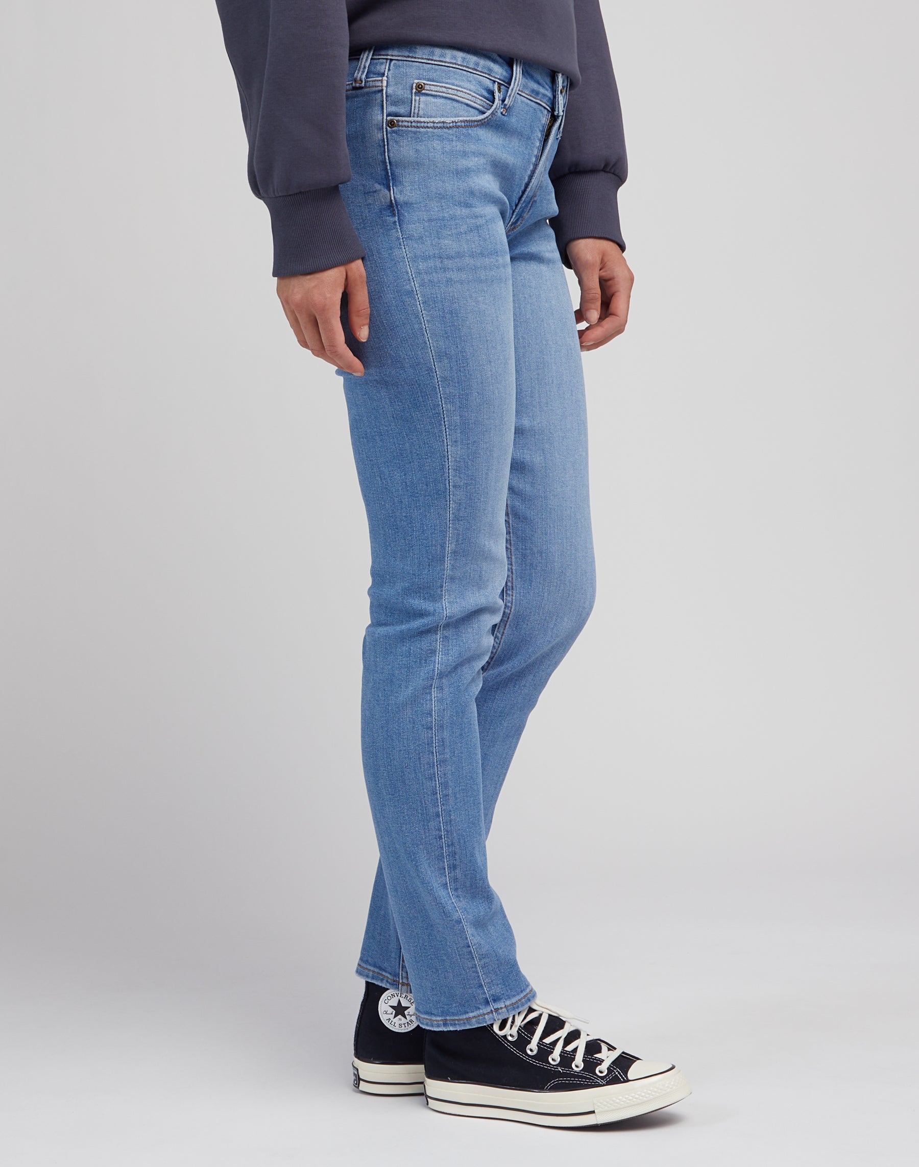 Elly in Mid Conversation Jeans Lee