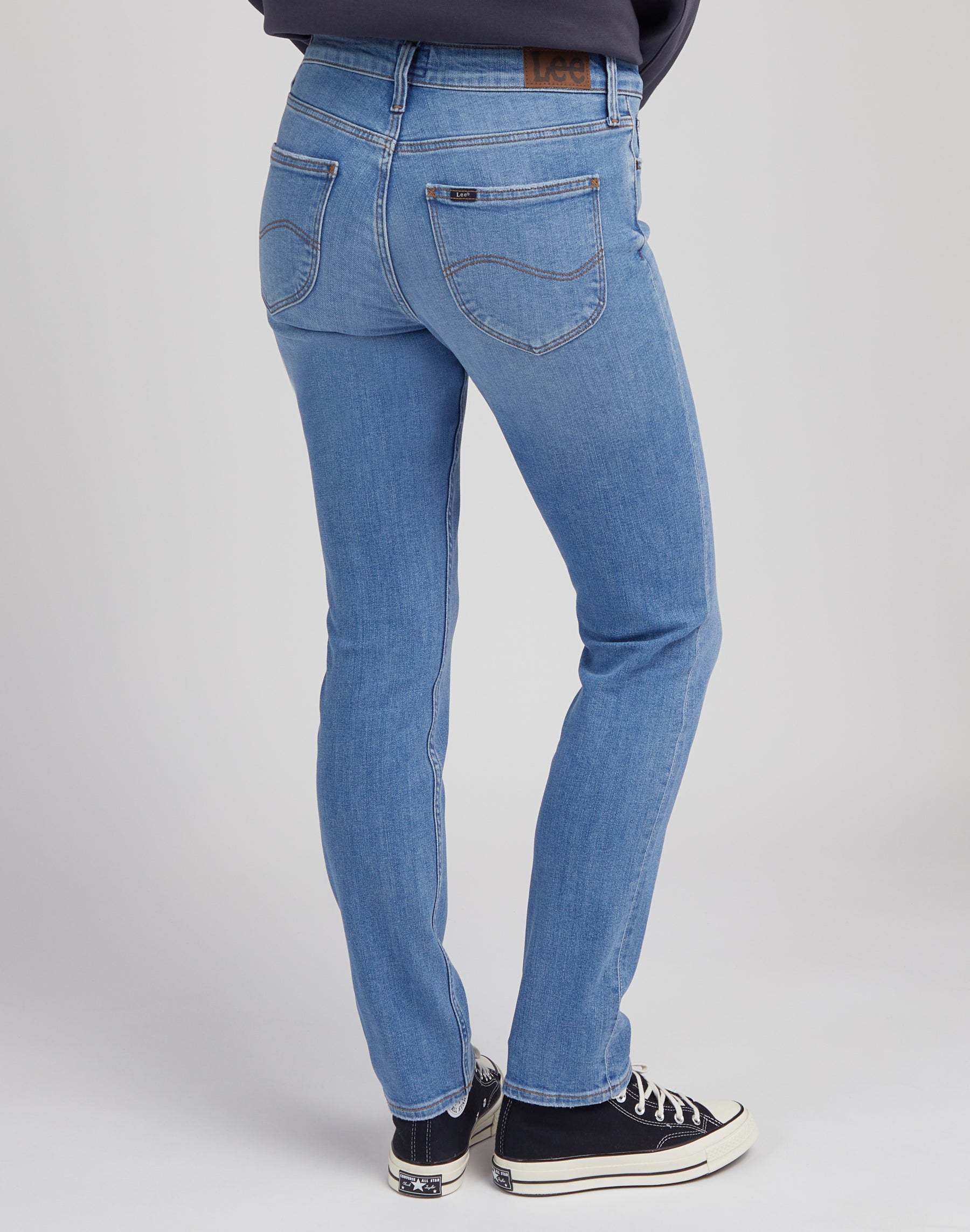 Elly in Mid Conversation Jeans Lee