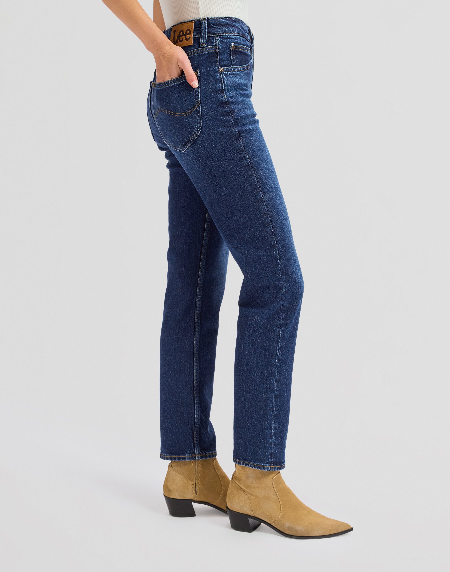 Carol in Dark Humor Jeans Lee