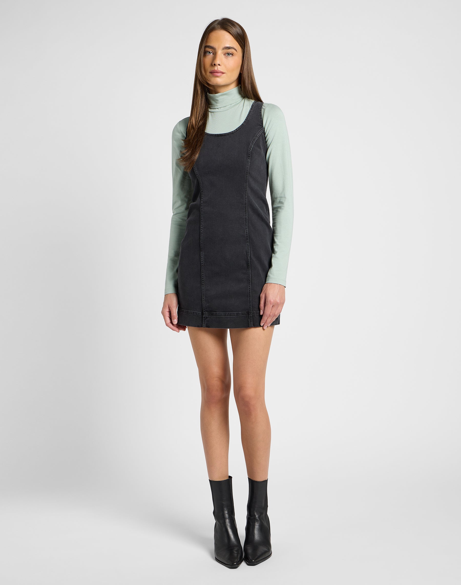 Foreverfit Dress in Black Avery Kleider Lee
