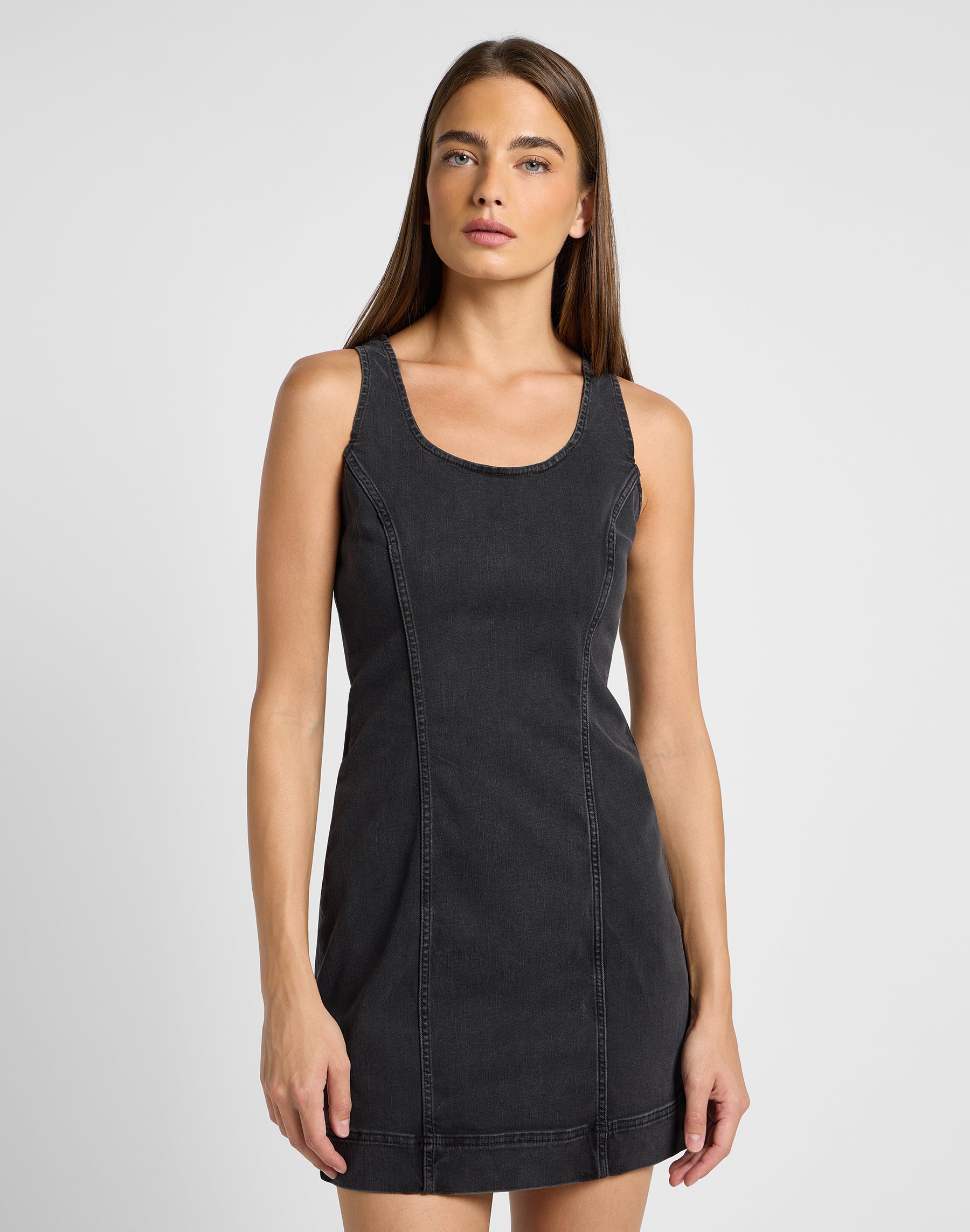Foreverfit Dress in Black Avery Kleider Lee
