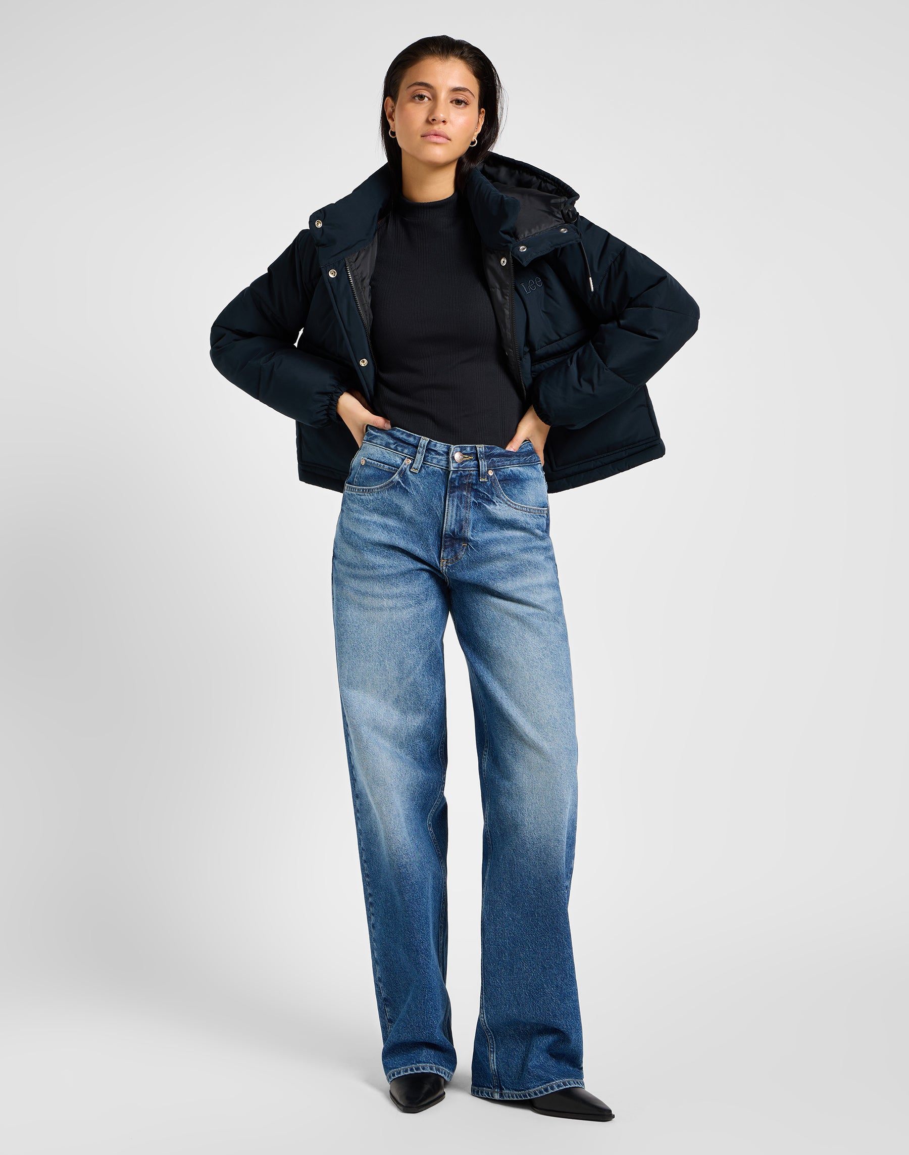 Hooded Short Puffer in Unionall Black Jacken Lee