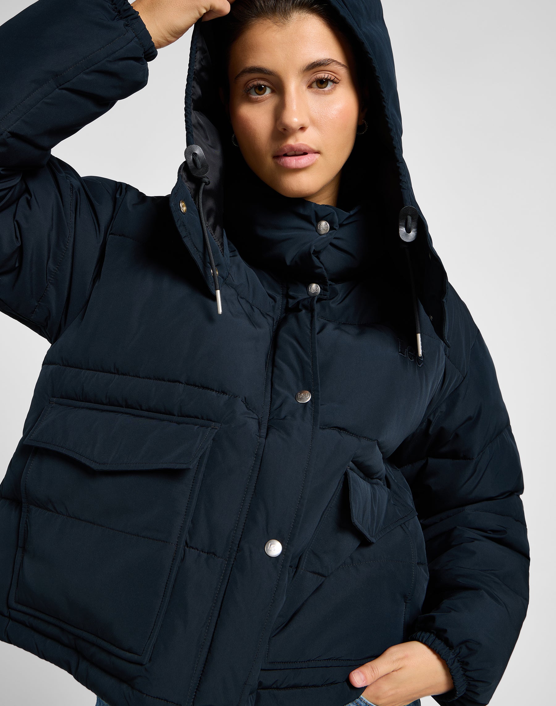 Hooded Short Puffer in Unionall Black Jacken Lee