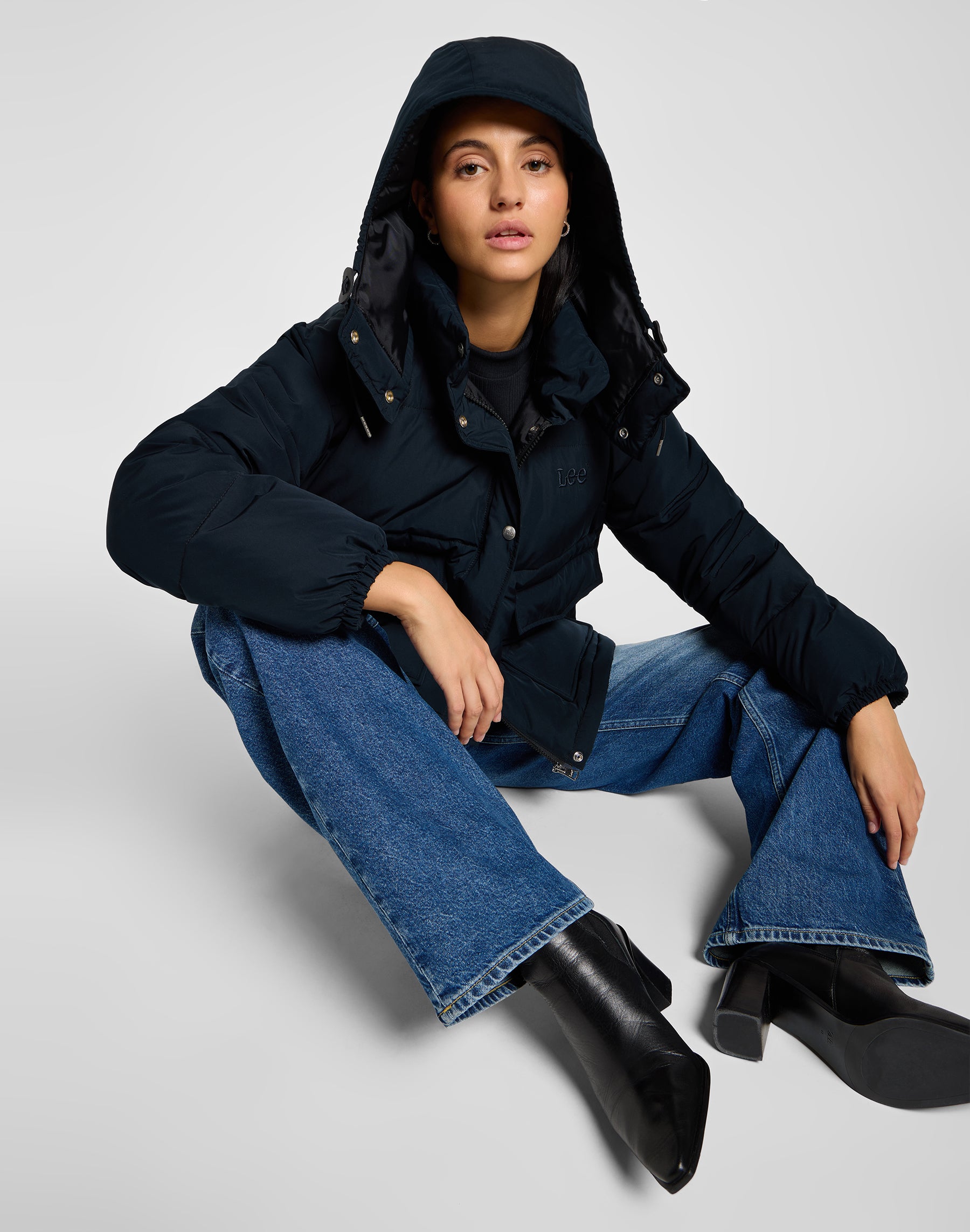 Hooded Short Puffer in Unionall Black Jacken Lee