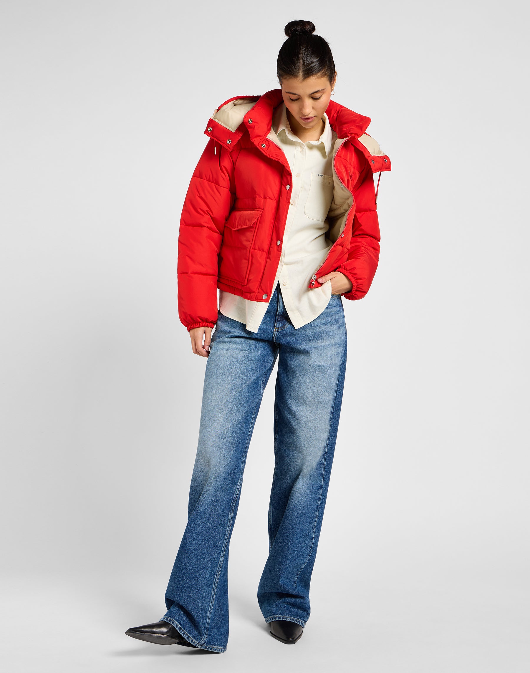 Hooded Short Puffer in True Red Jacken Lee