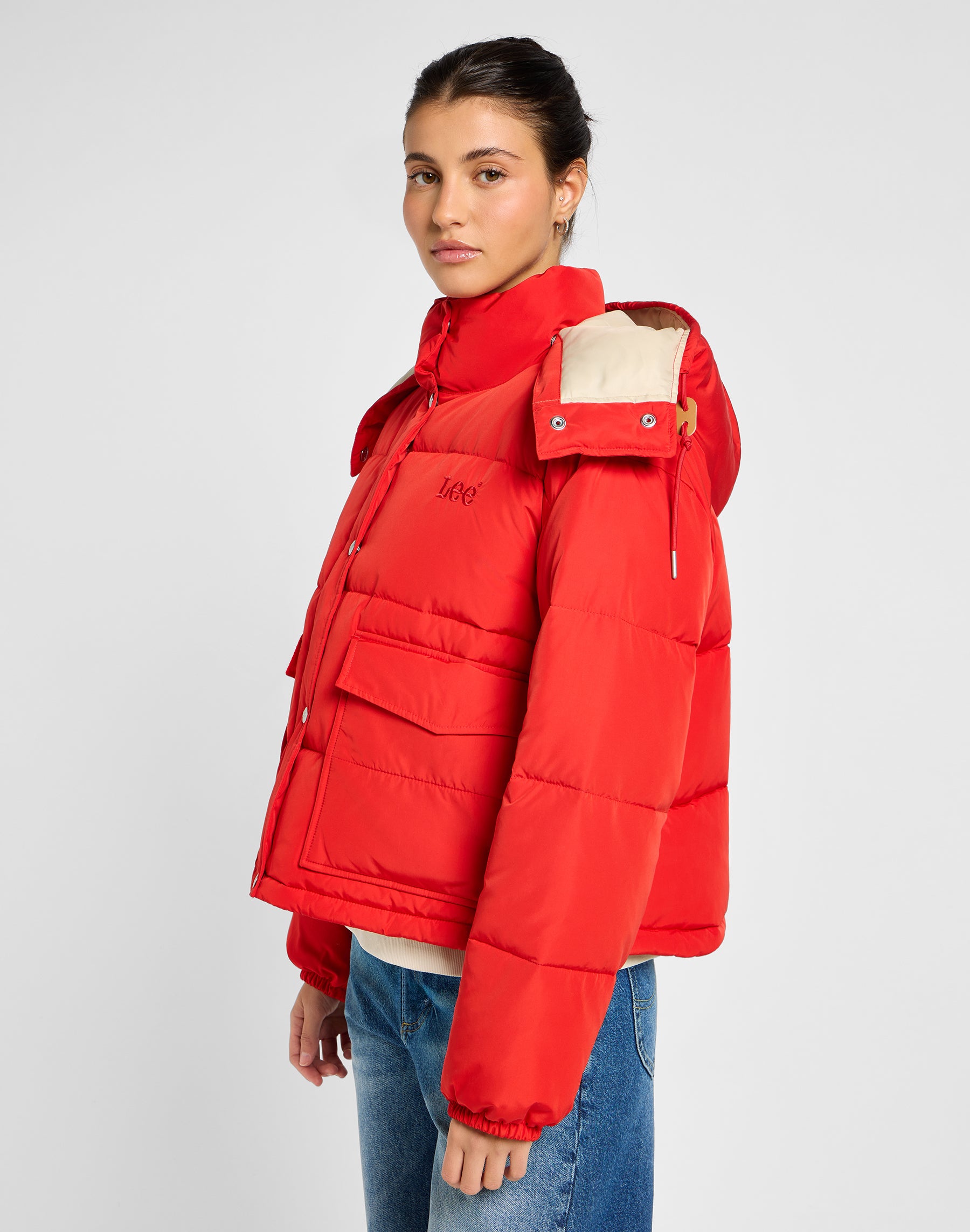Hooded Short Puffer in True Red Jacken Lee