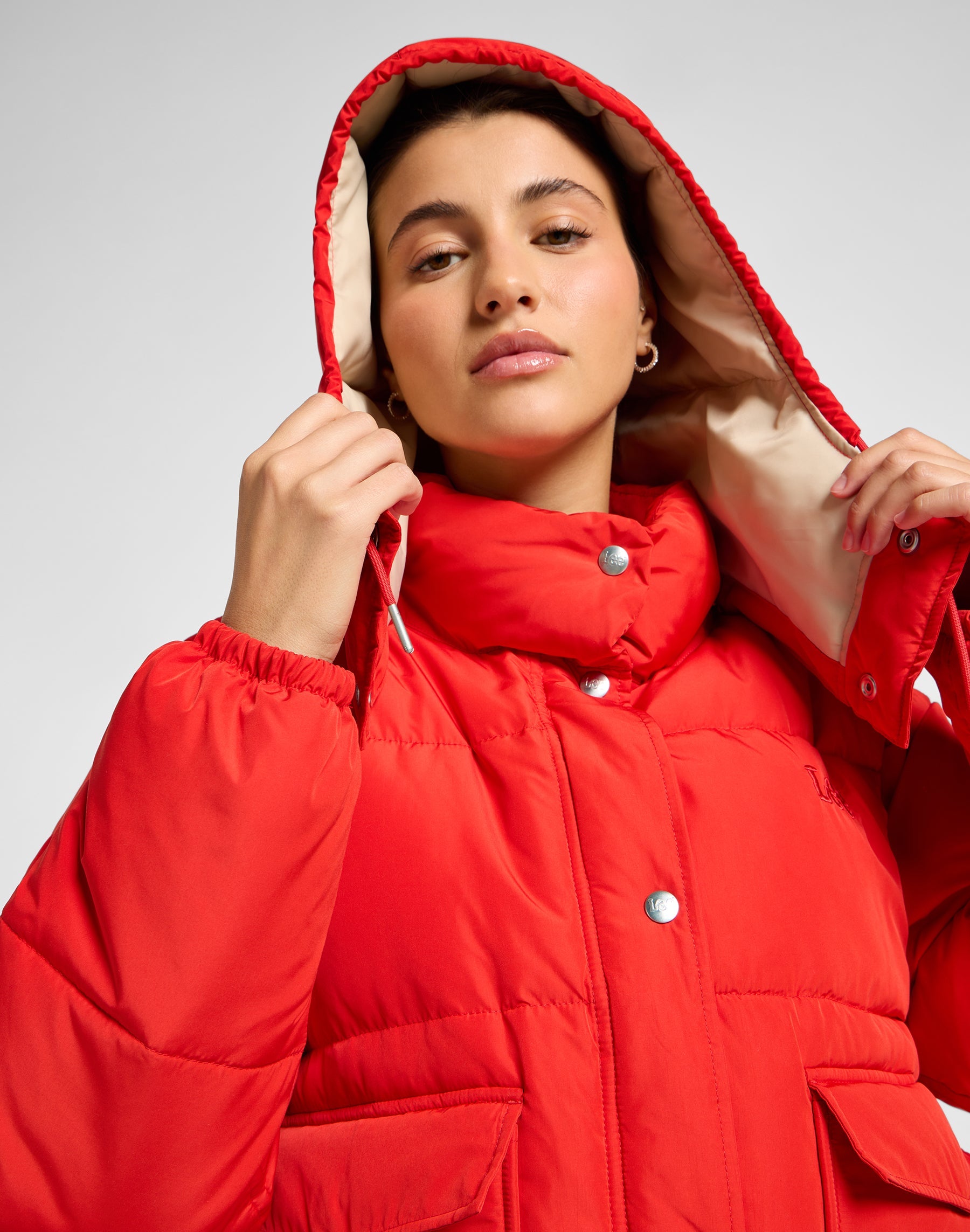 Hooded Short Puffer in True Red Jacken Lee