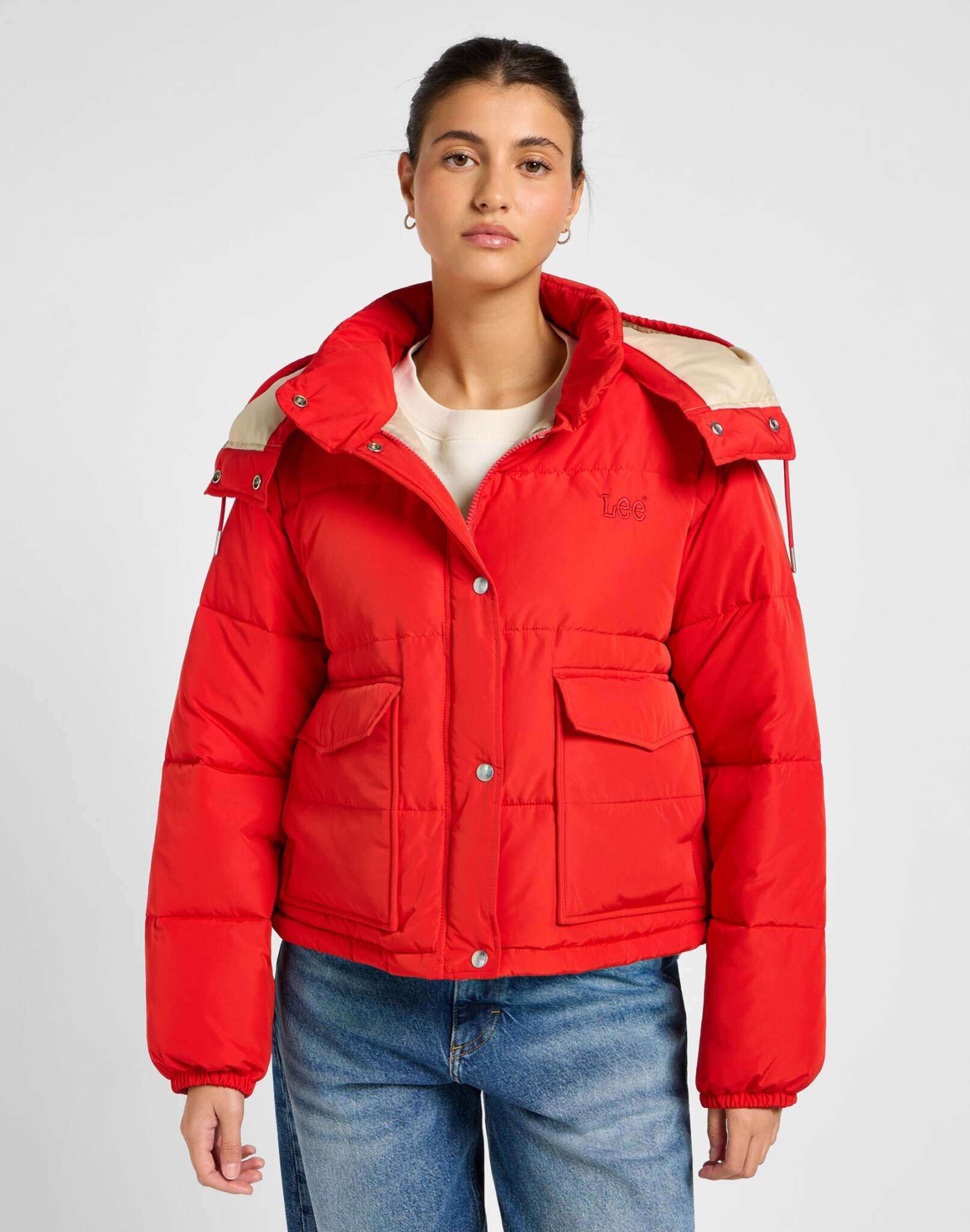 Hooded Short Puffer in True Red Jacken Lee