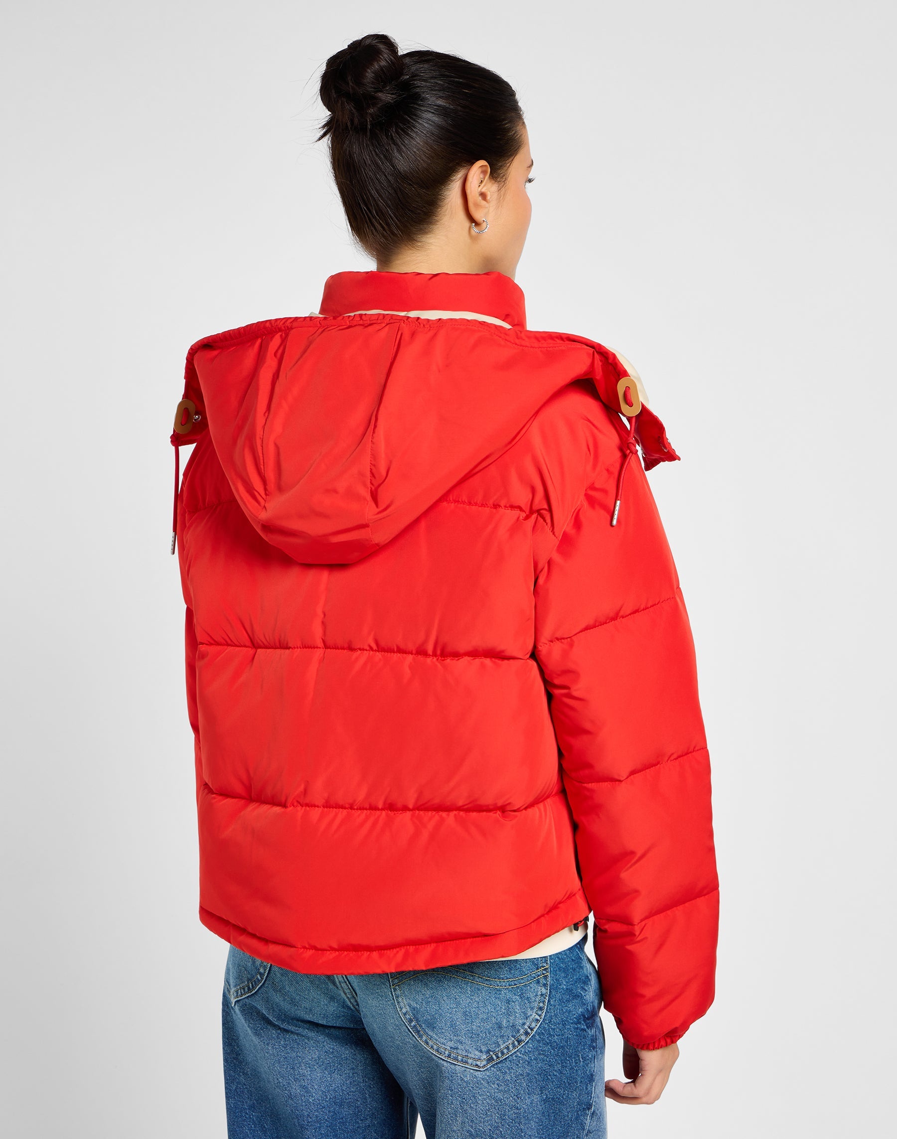 Hooded Short Puffer in True Red Jacken Lee