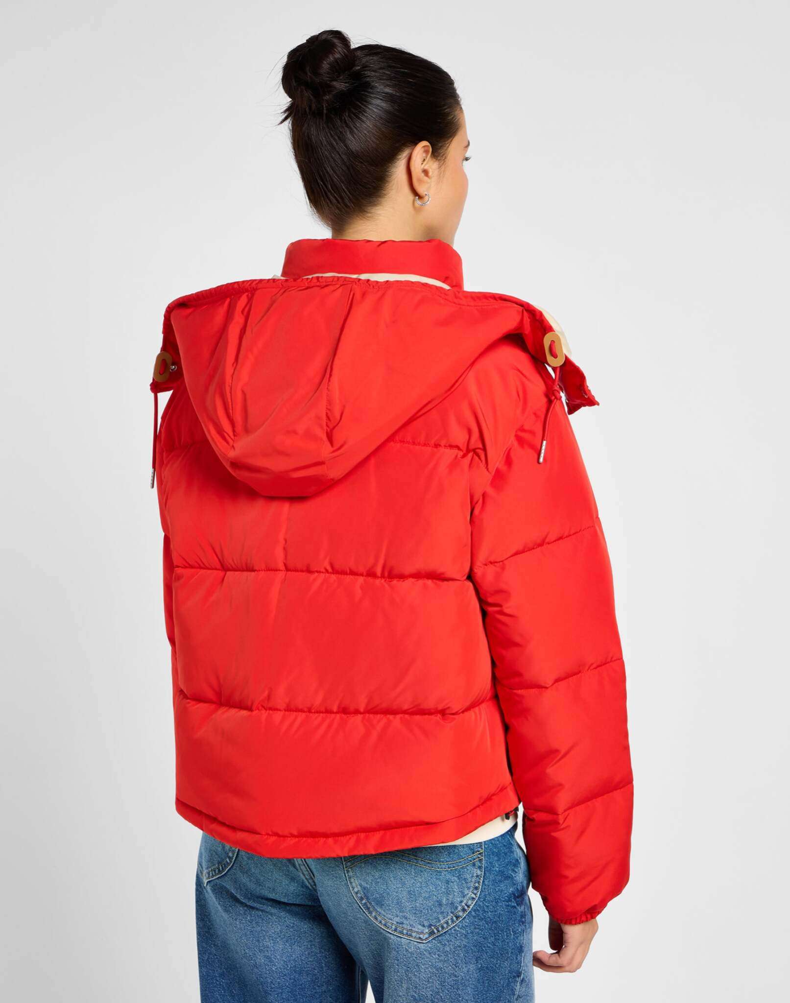 Hooded Short Puffer in True Red Jacken Lee