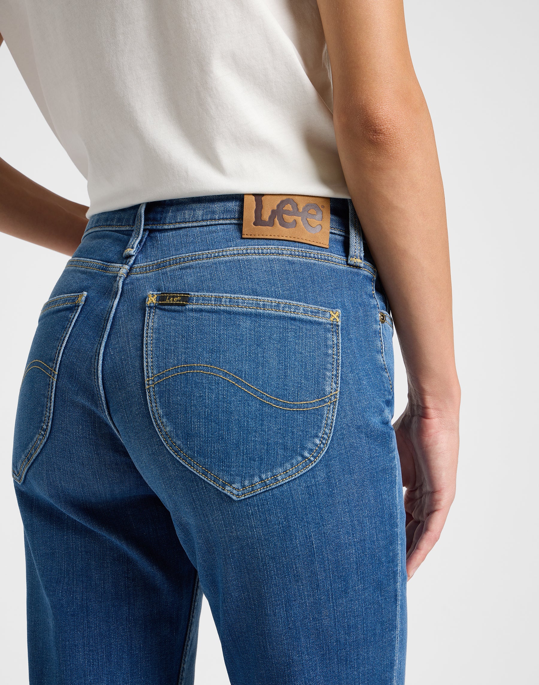 Marion Straight in Mid Stop Jeans Lee