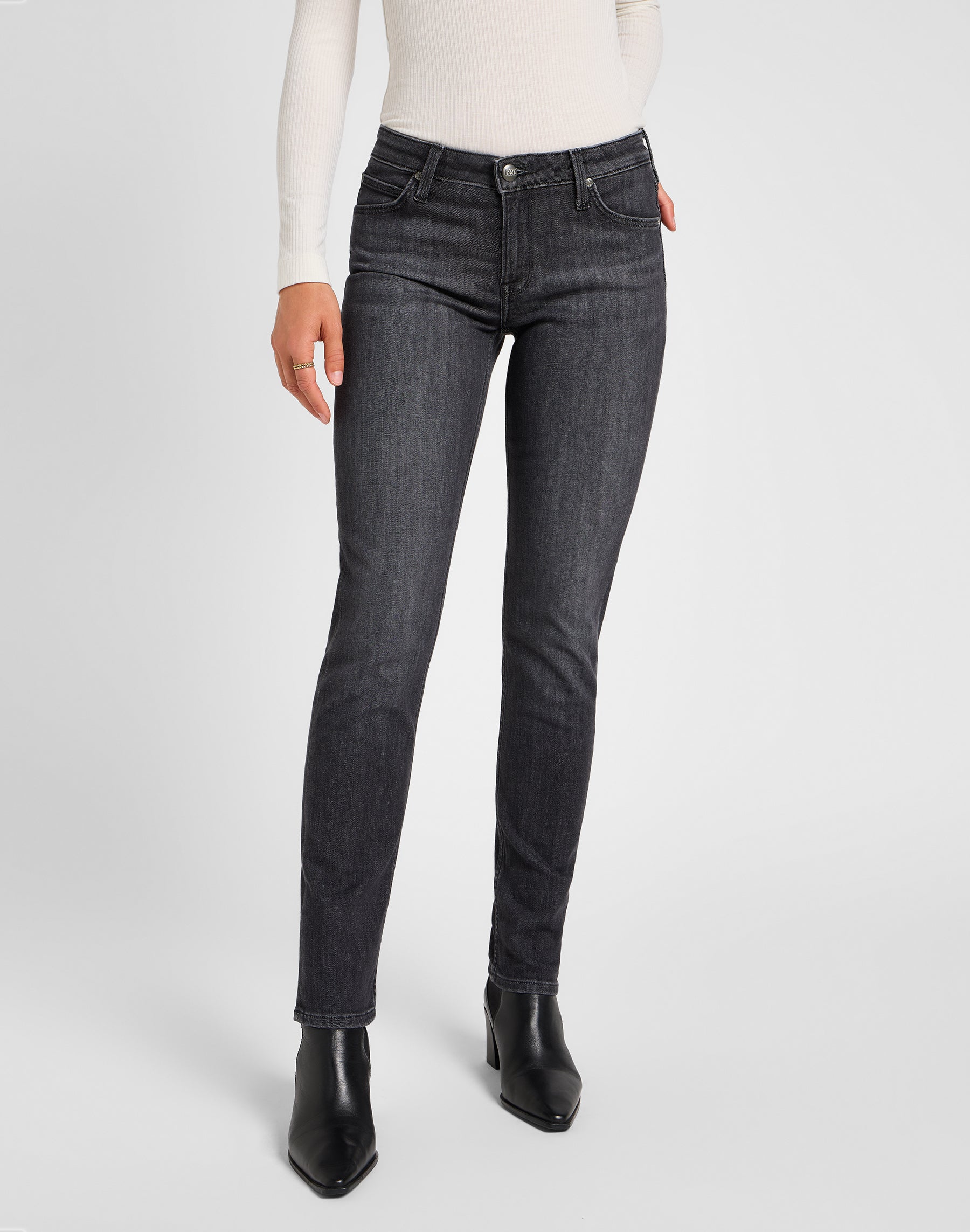 Elly in Last Strike Jeans Lee