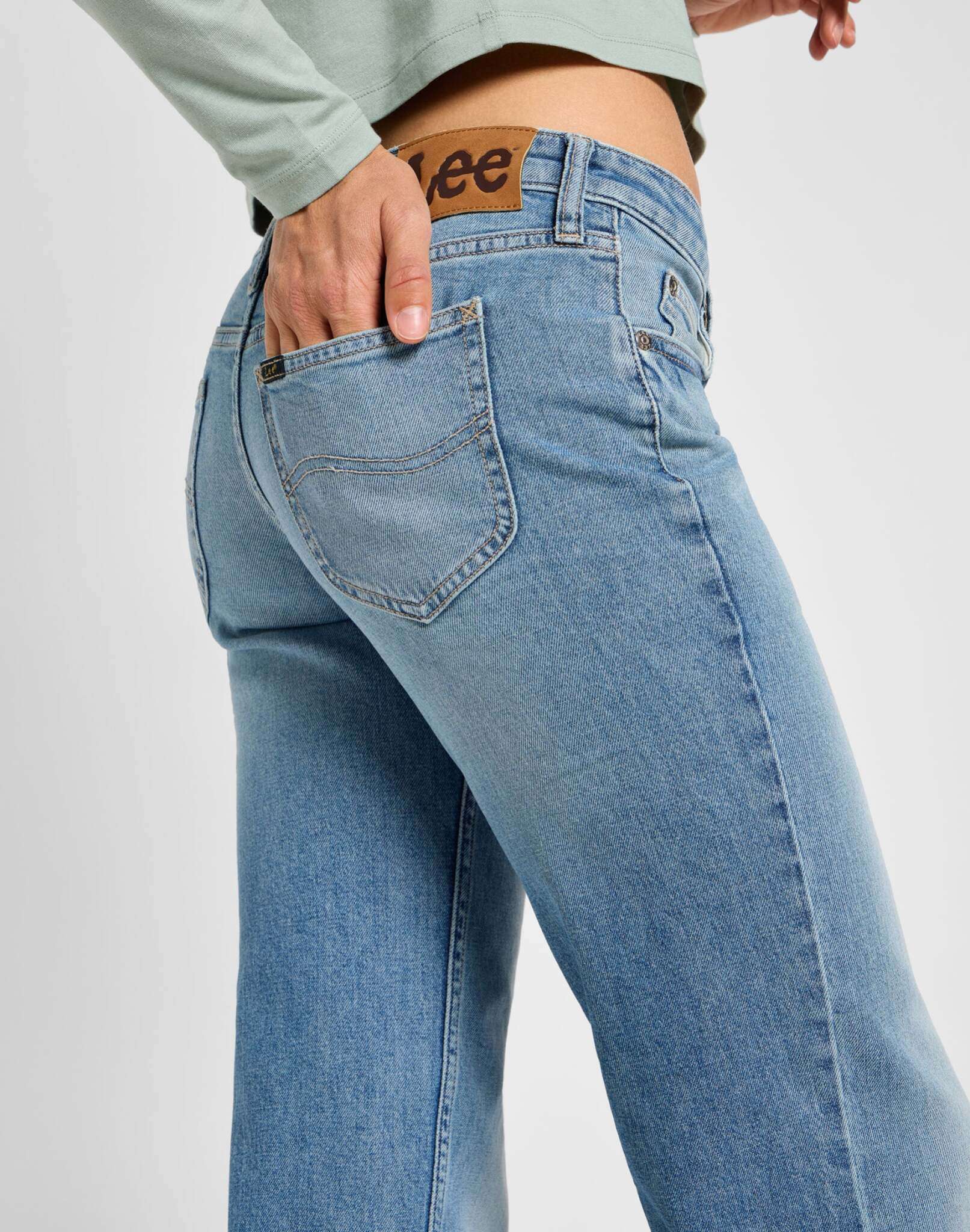 Zoe in Just Right Jeans Lee