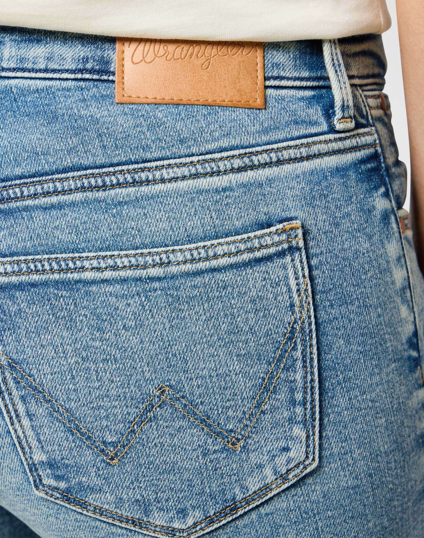 Bootcut in Iceberg Blue Jeans Wrangler