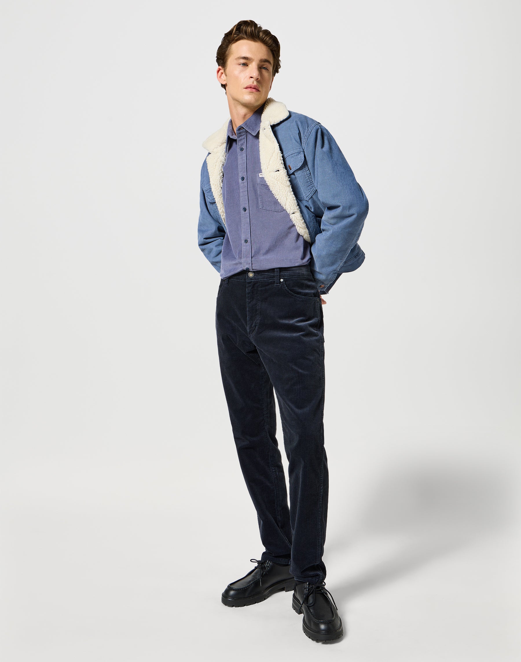 River in Dark Navy Hosen Wrangler