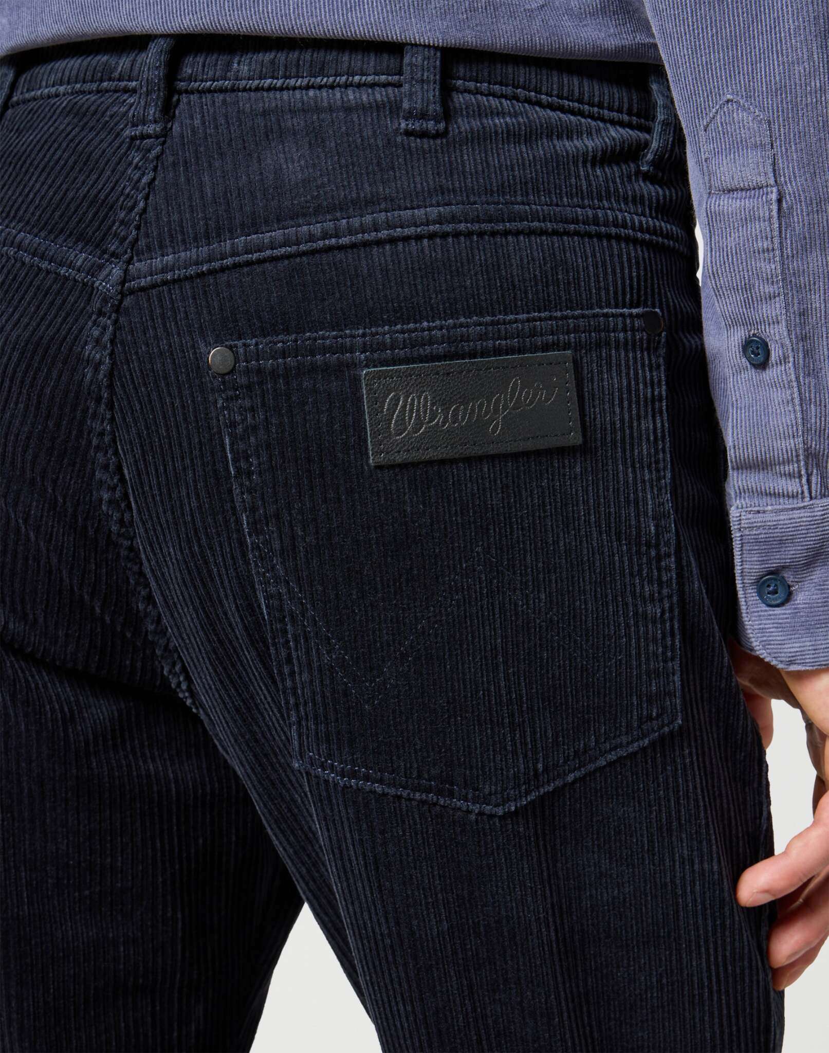 River in Dark Navy Hosen Wrangler