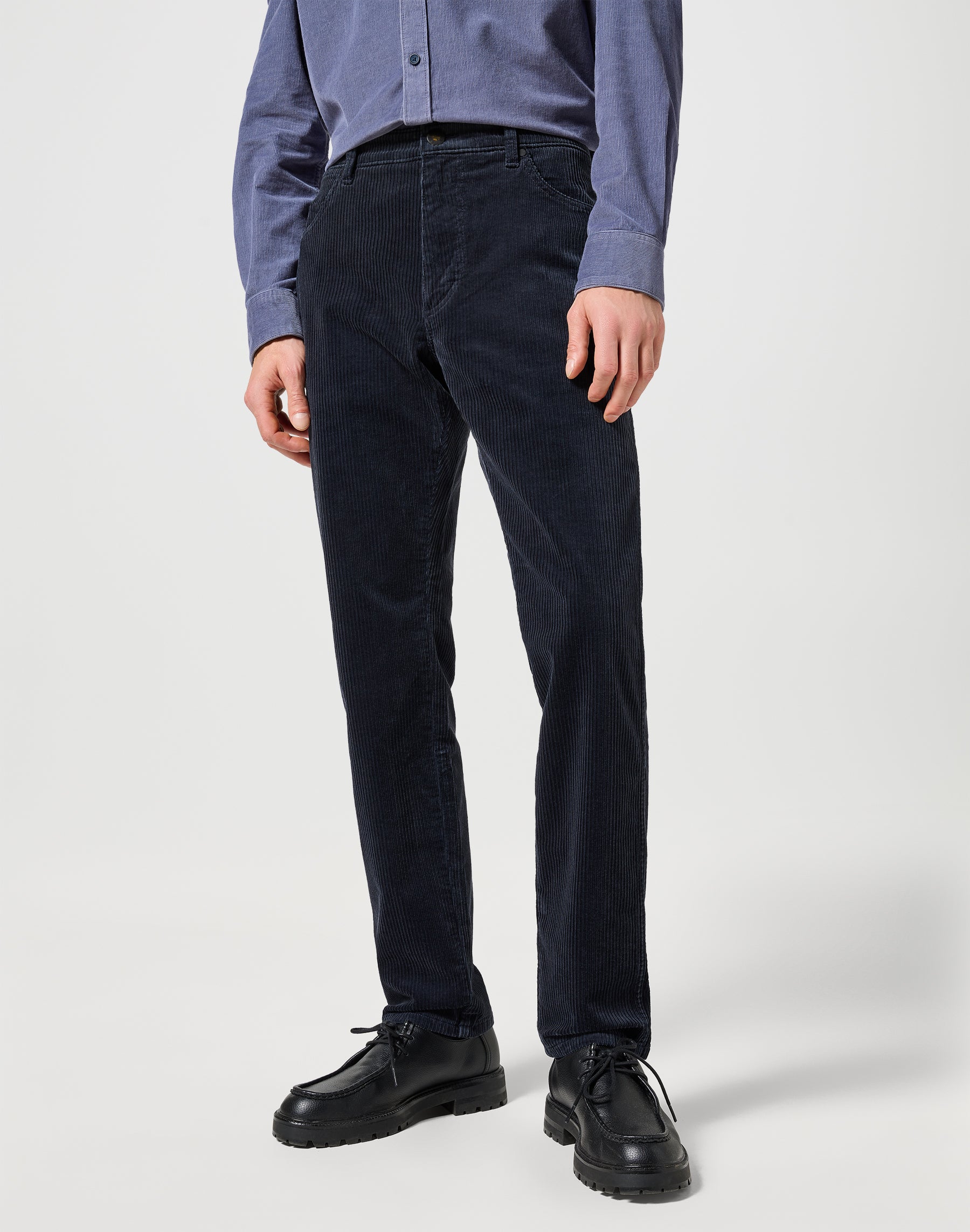 River in Dark Navy Hosen Wrangler