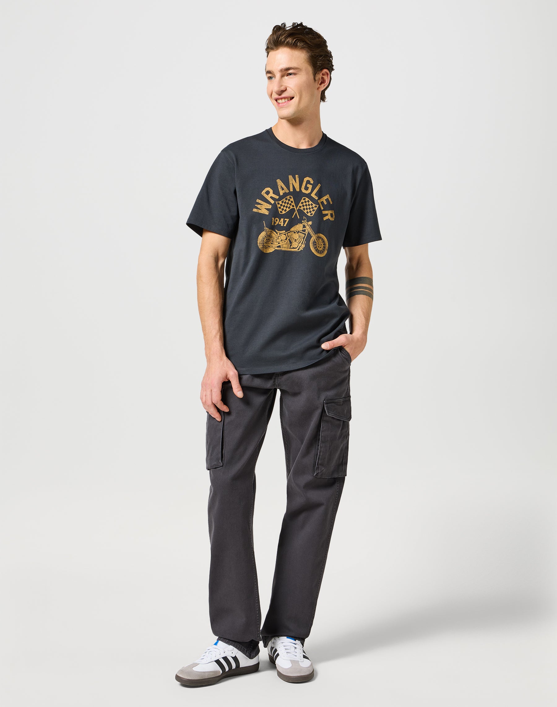 Casey Jones Cargo Regular in Faded Black Hosen Wrangler