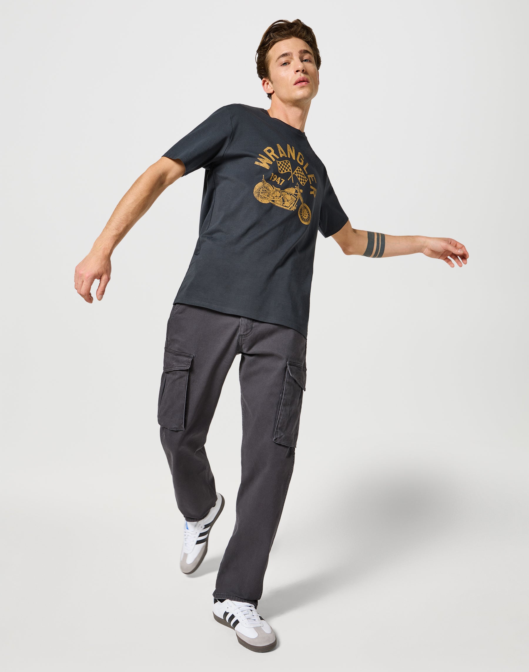 Casey Jones Cargo Regular in Faded Black Hosen Wrangler