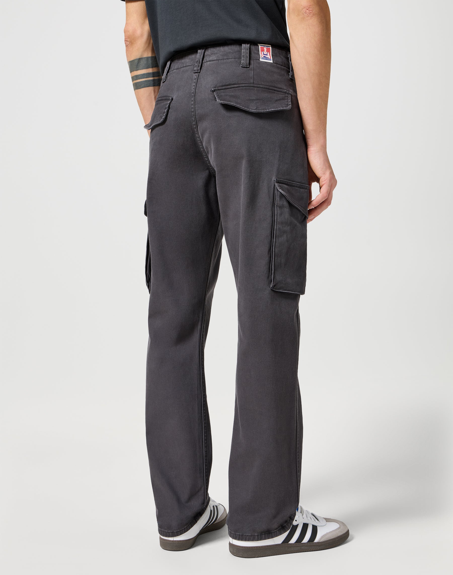 Casey Jones Cargo Regular in Faded Black Hosen Wrangler