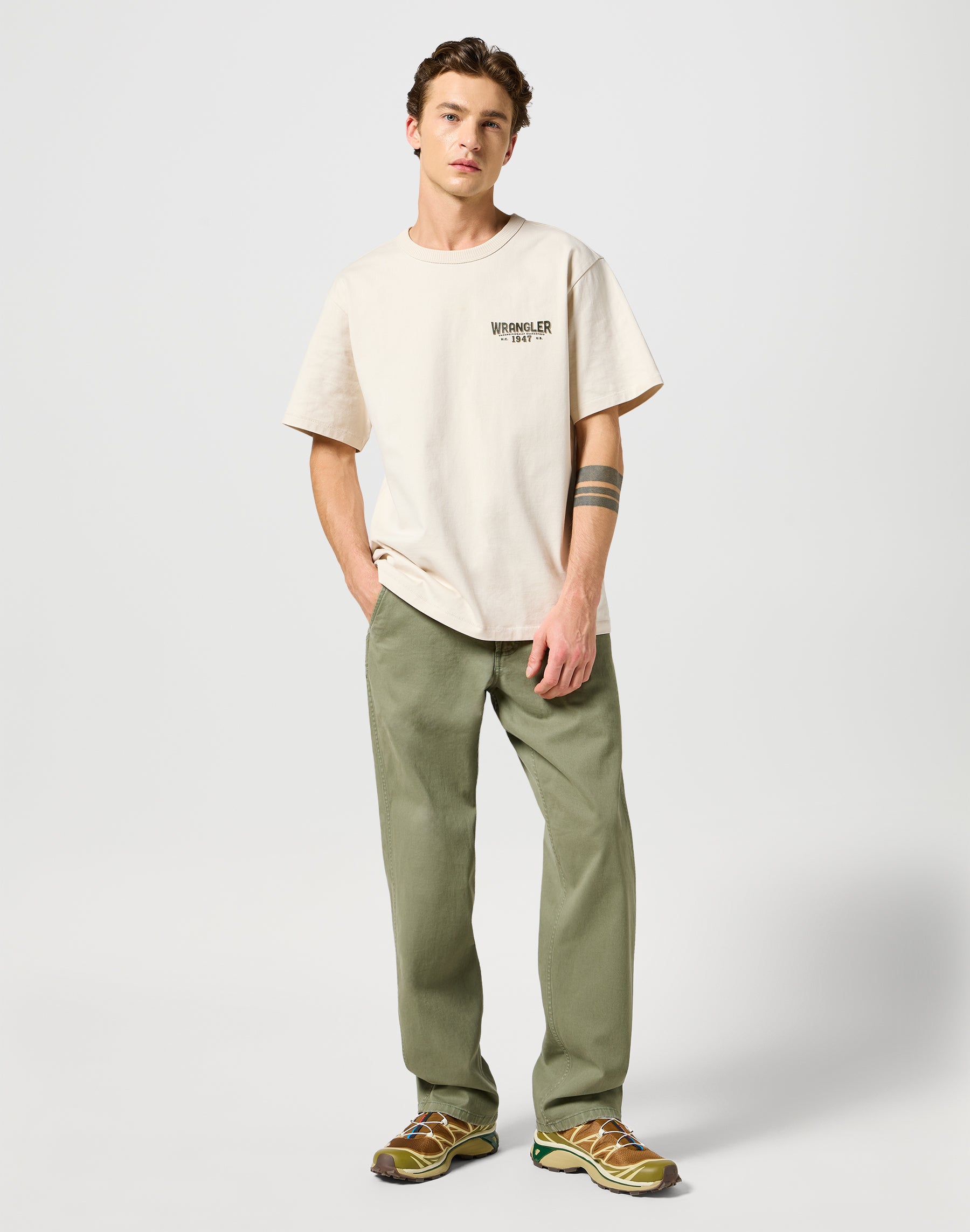 Casey Jones Chino Relaxed in Dusty Olive Hosen Wrangler