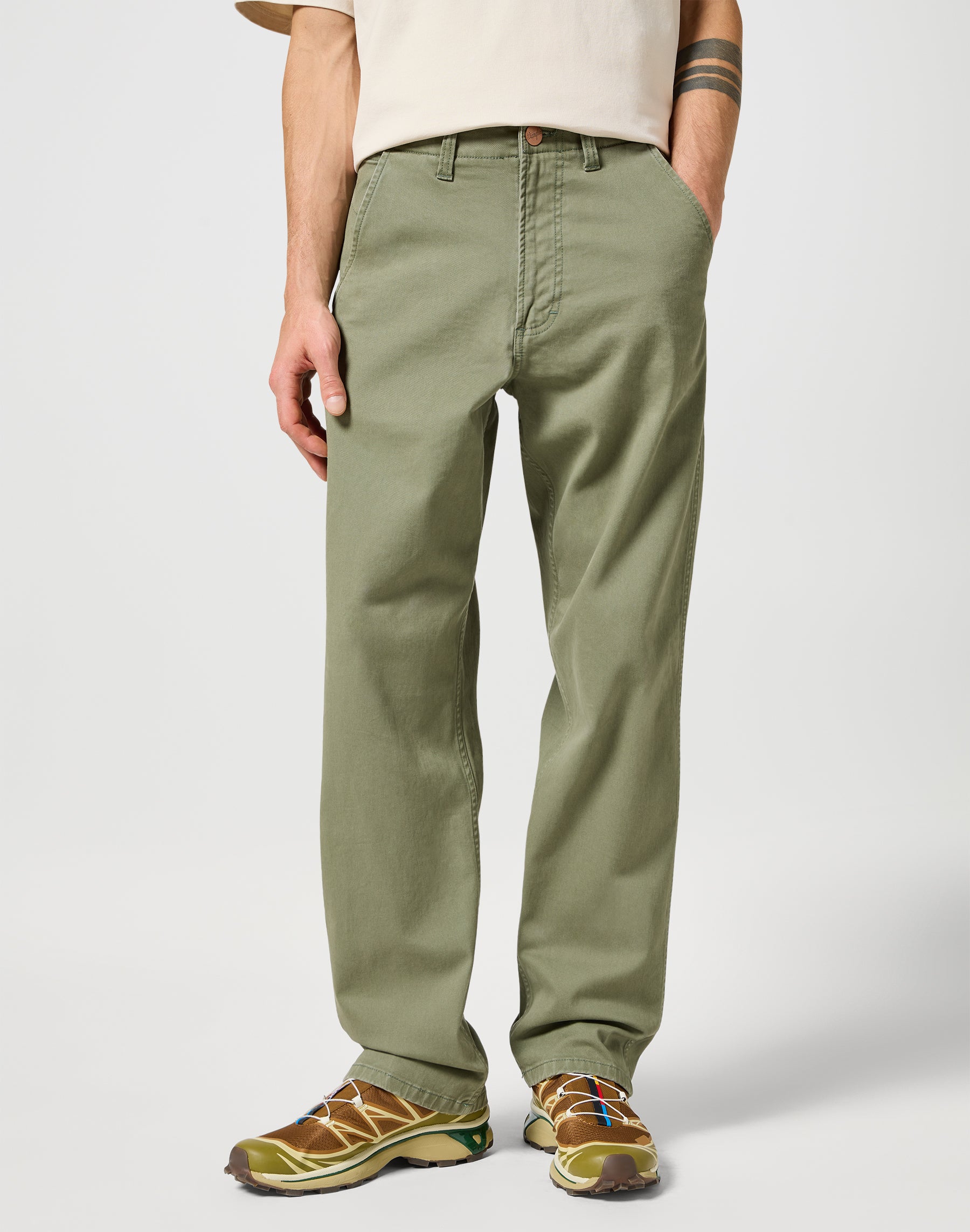 Casey Jones Chino Relaxed in Dusty Olive Hosen Wrangler
