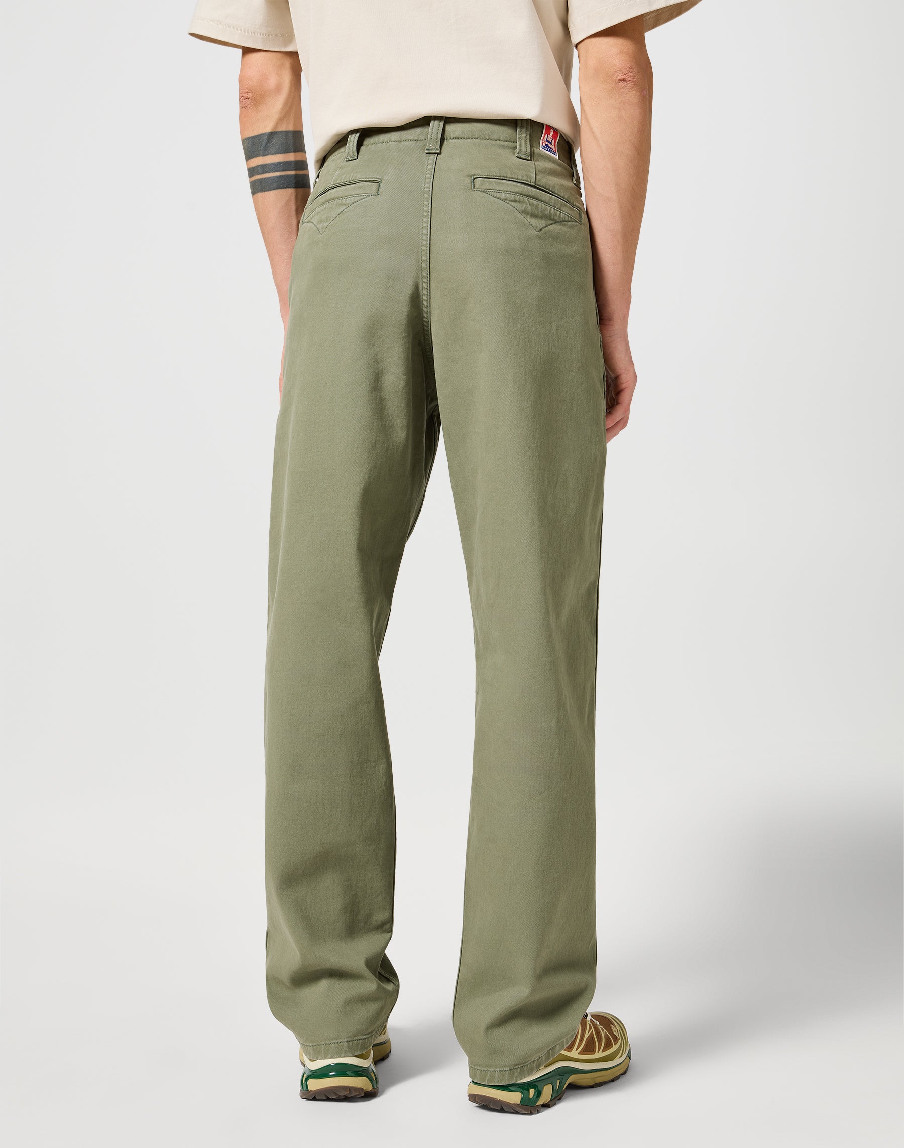 Casey Jones Chino Relaxed in Dusty Olive Hosen Wrangler