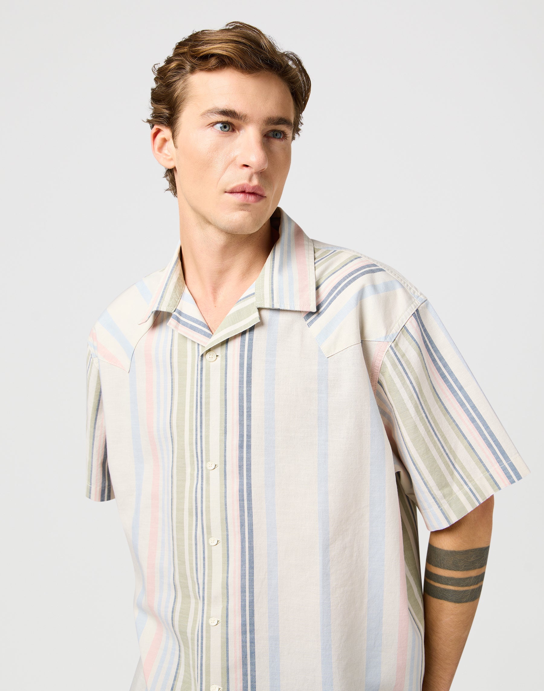 Ss W Resort Shirt in Natural Stripe Hemden Wrangler