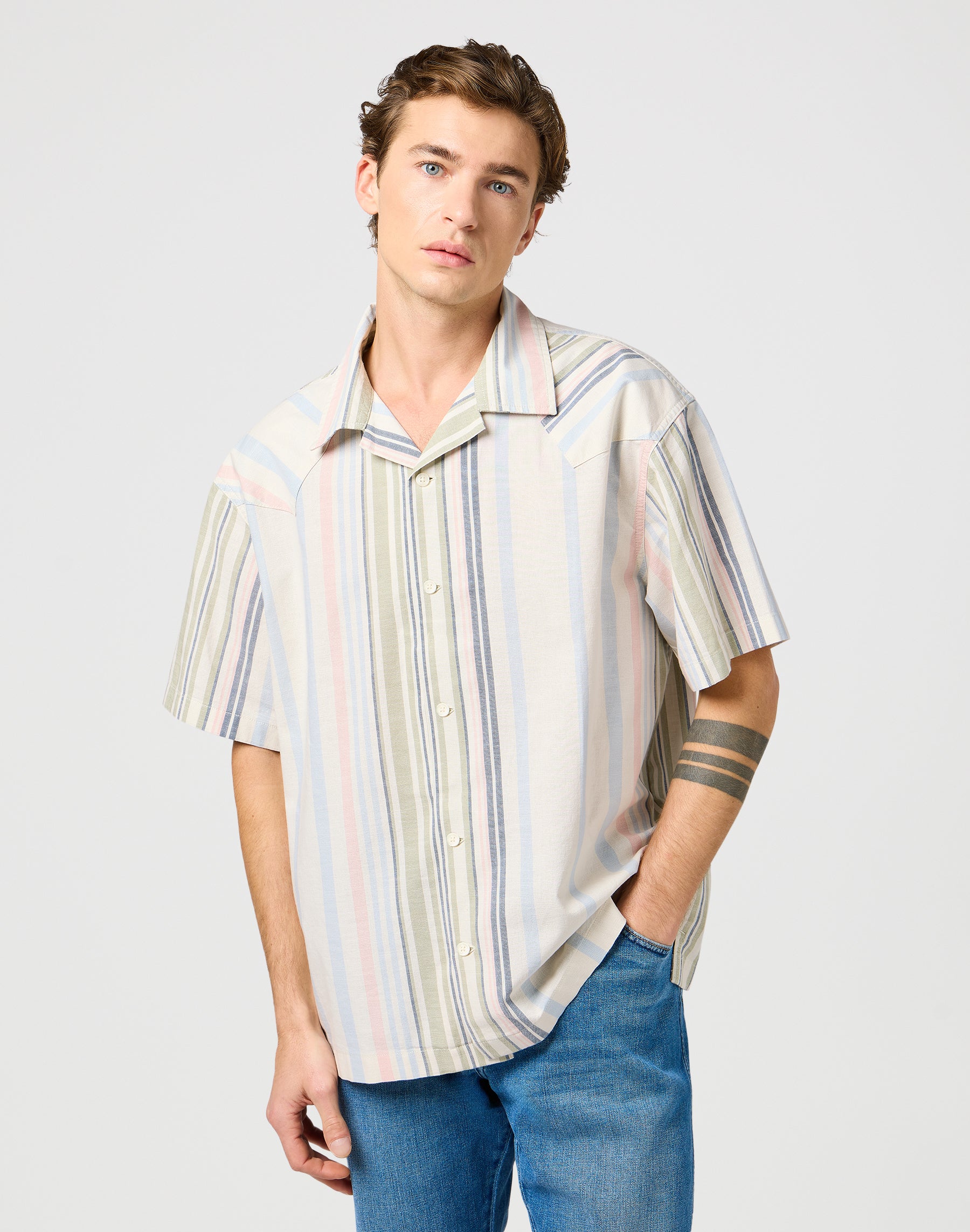 Ss W Resort Shirt in Natural Stripe Hemden Wrangler