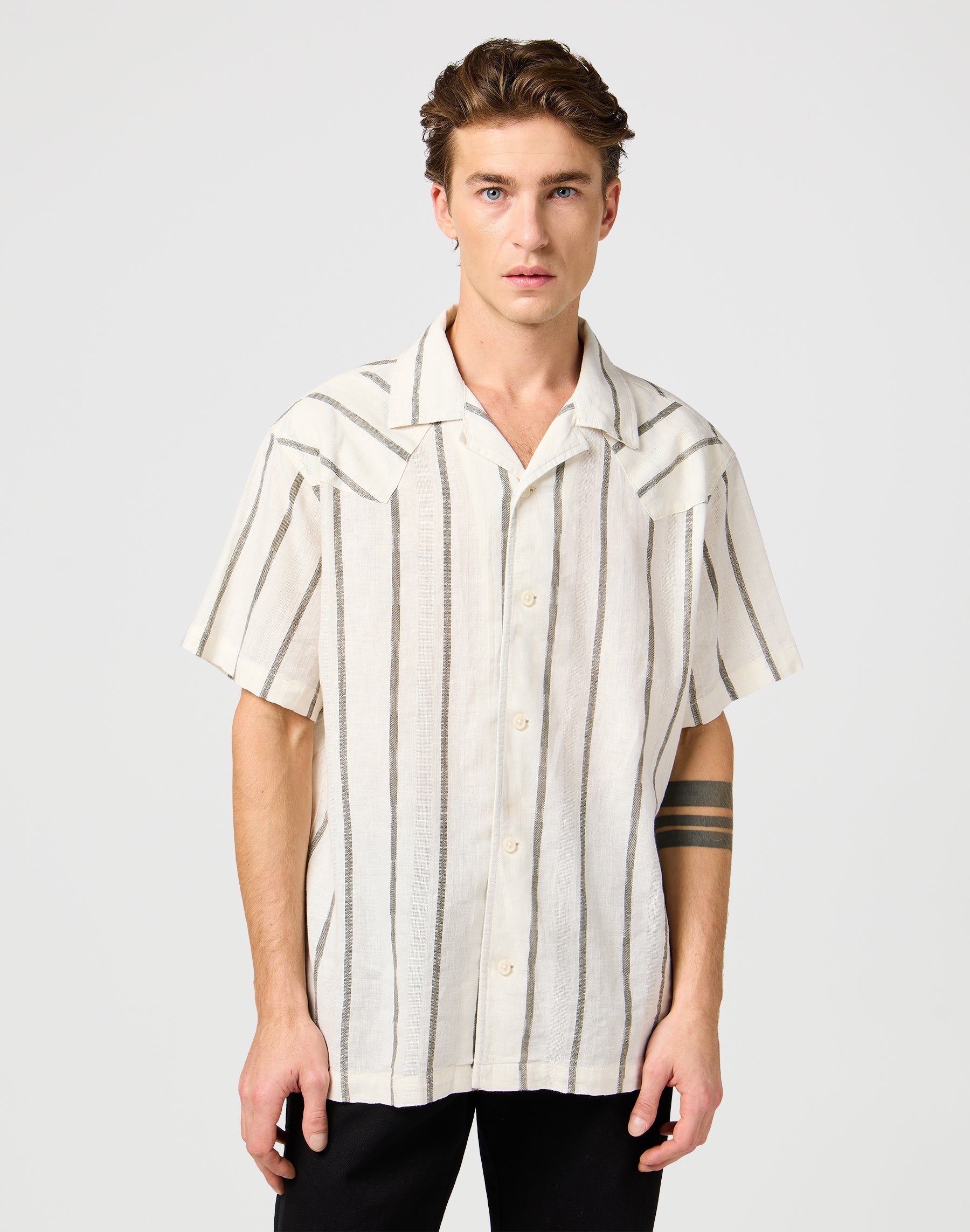 Ss W Resort Shirt in Natural Stripe Hemden Wrangler