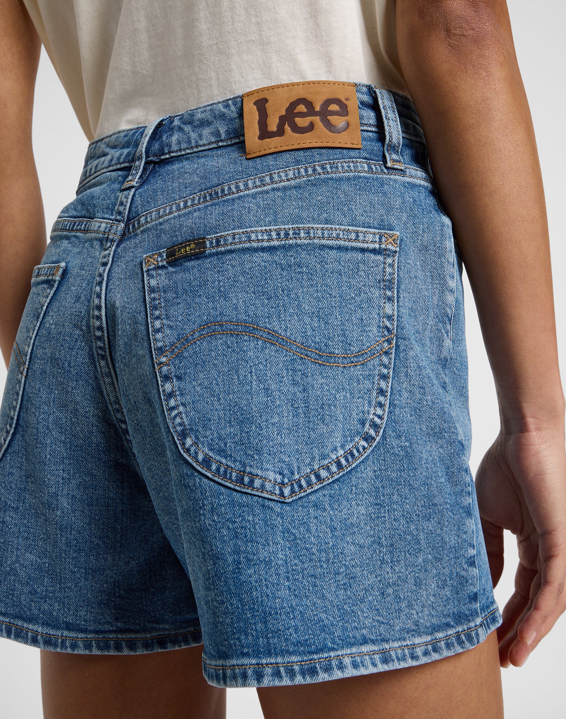 Carol Short in Blue Wire Jeansshorts Lee