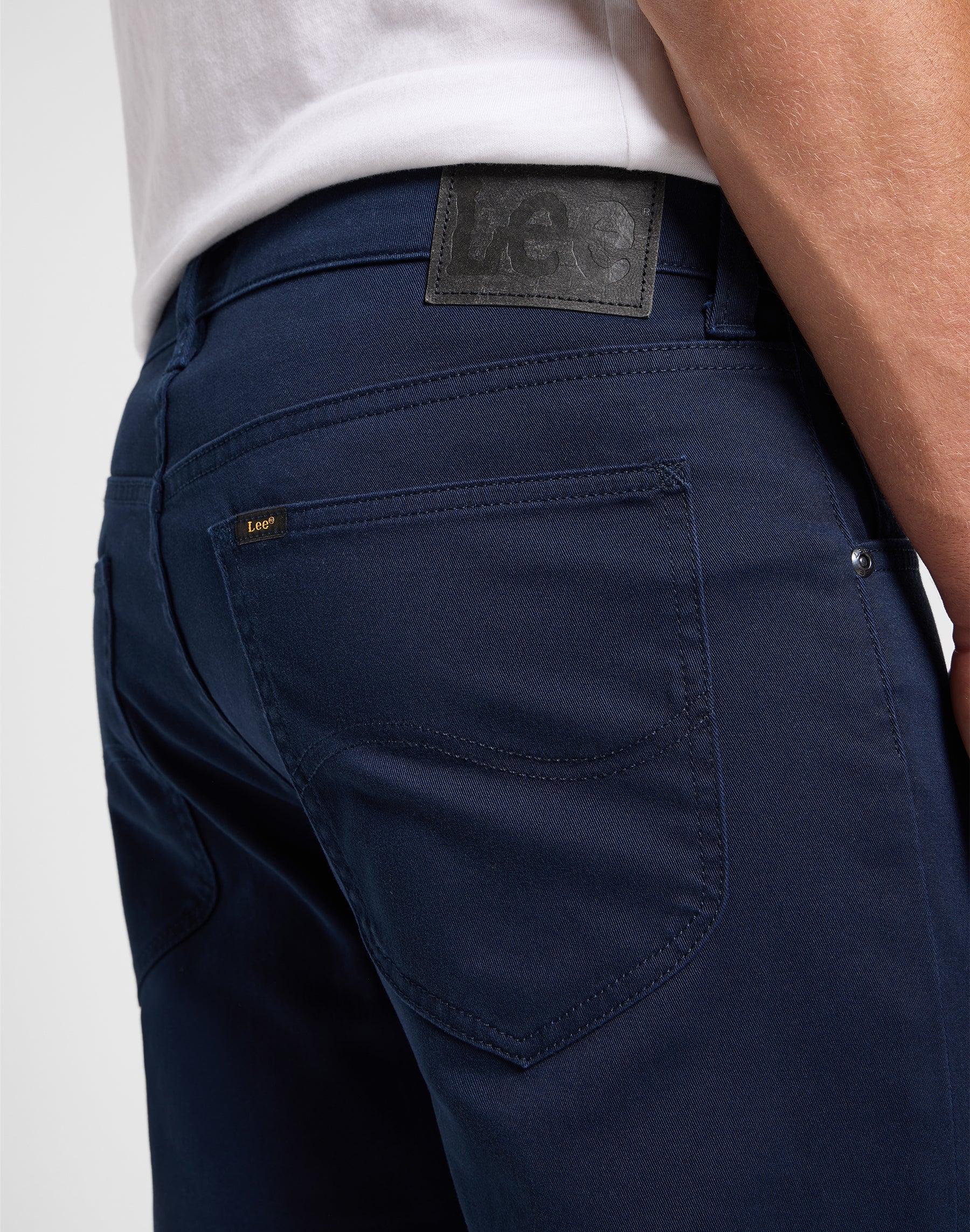 Daren Zip Fly in Rivet Navy Hosen Lee