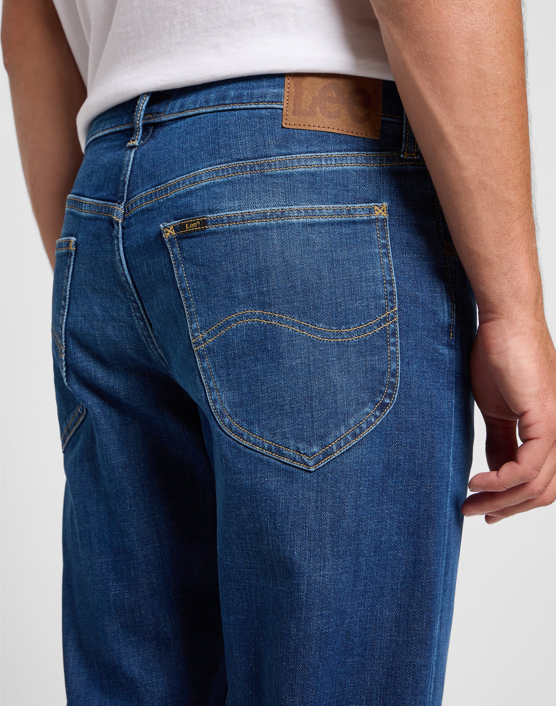 Daren Zip Fly in Mojo Jeans Lee