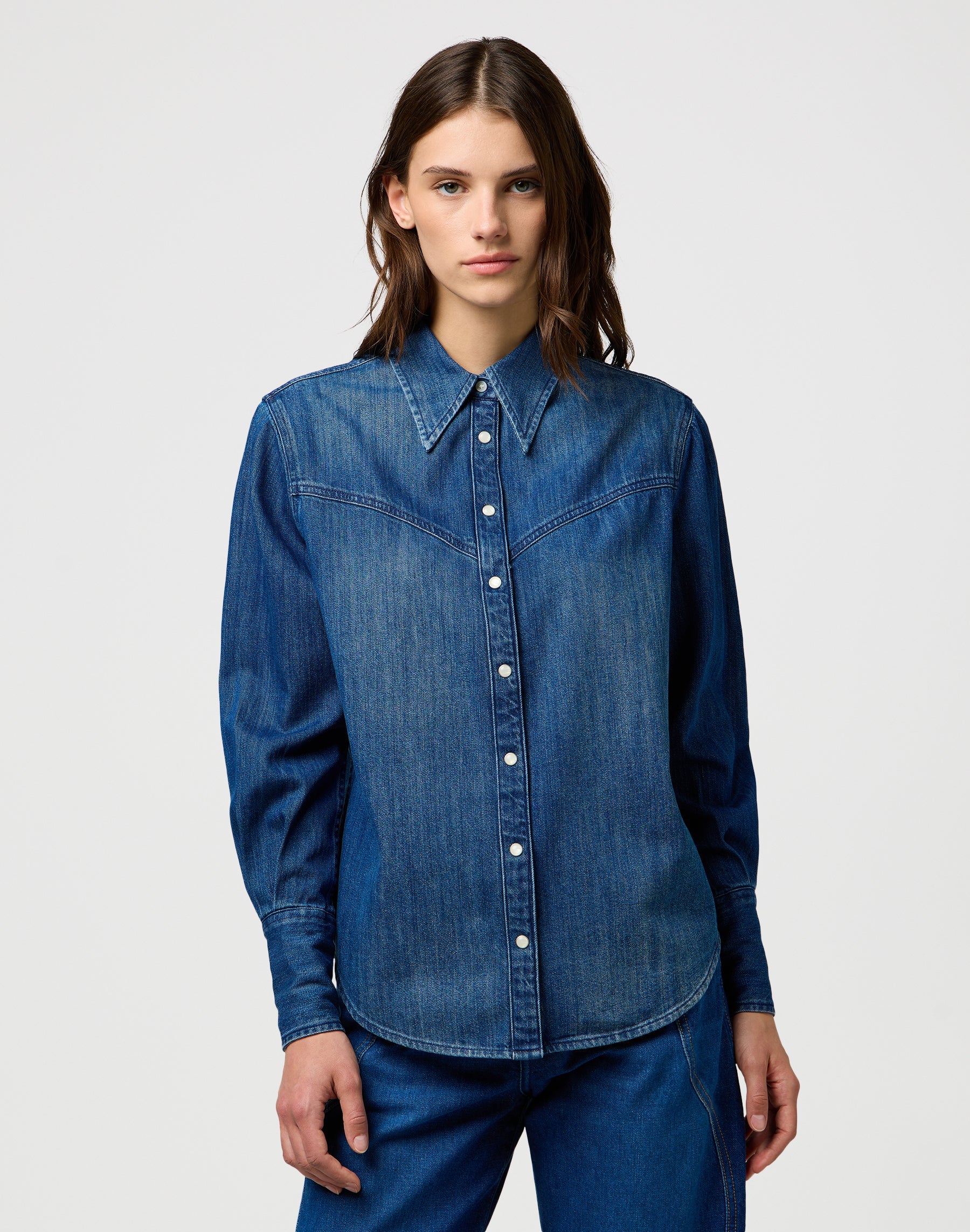 Yoke Denim Shirt in Sparkle Blue Hemden Wrangler
