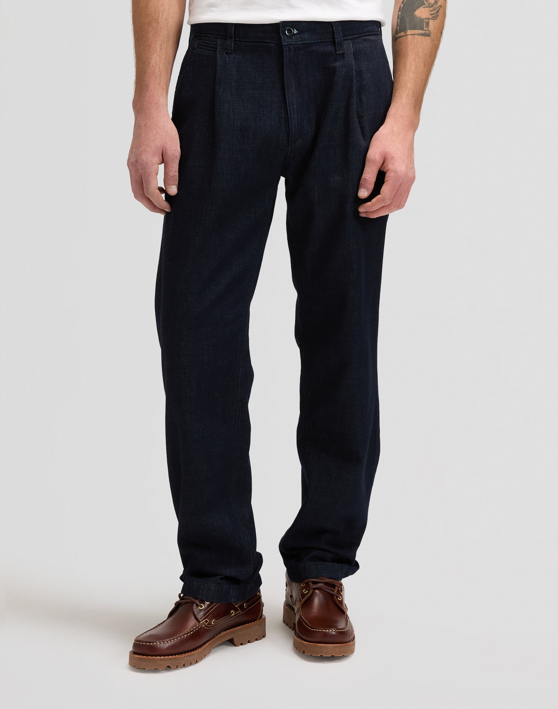 Pleated Chino in Rinse Hosen Lee