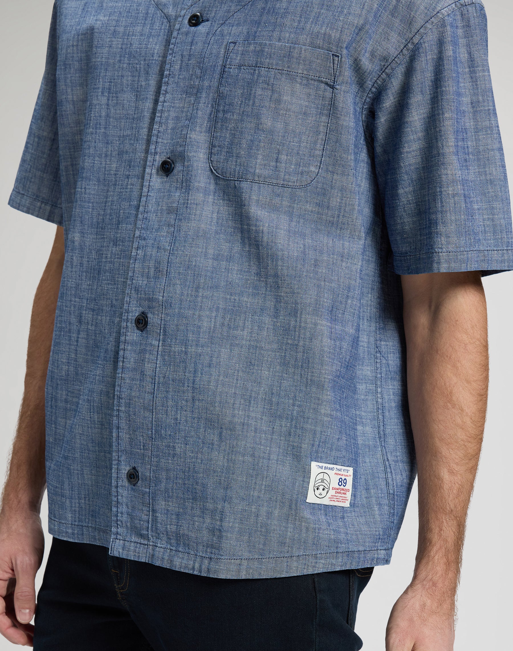 Baseball Tee With Pocket in Light Wash Chambray Hemden Lee